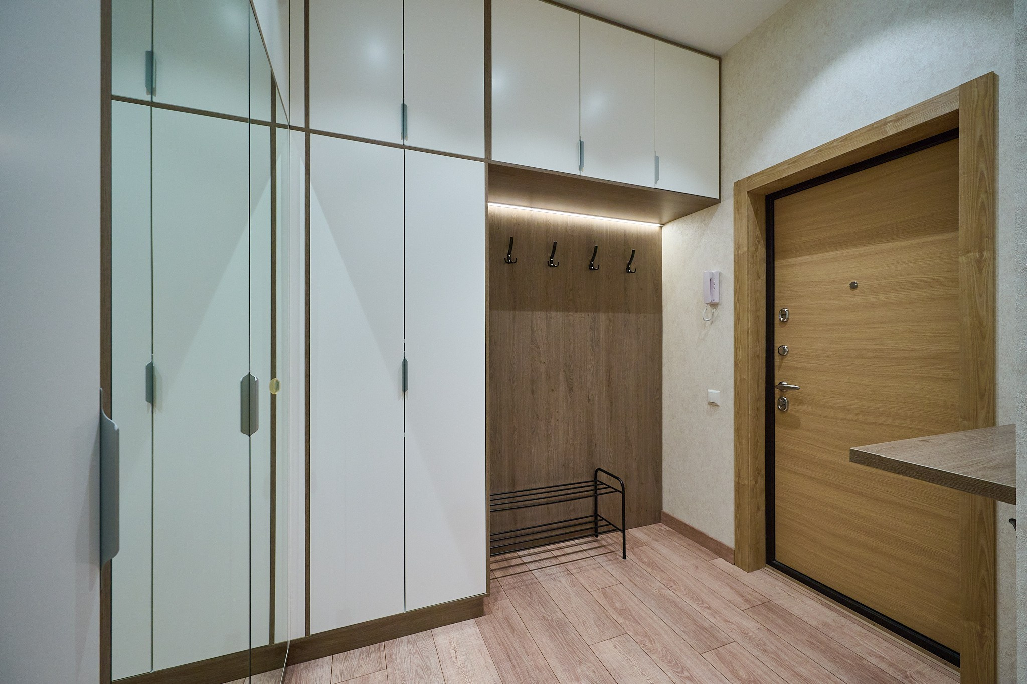 деревянная светлая дверь белые шкафы белые стены 