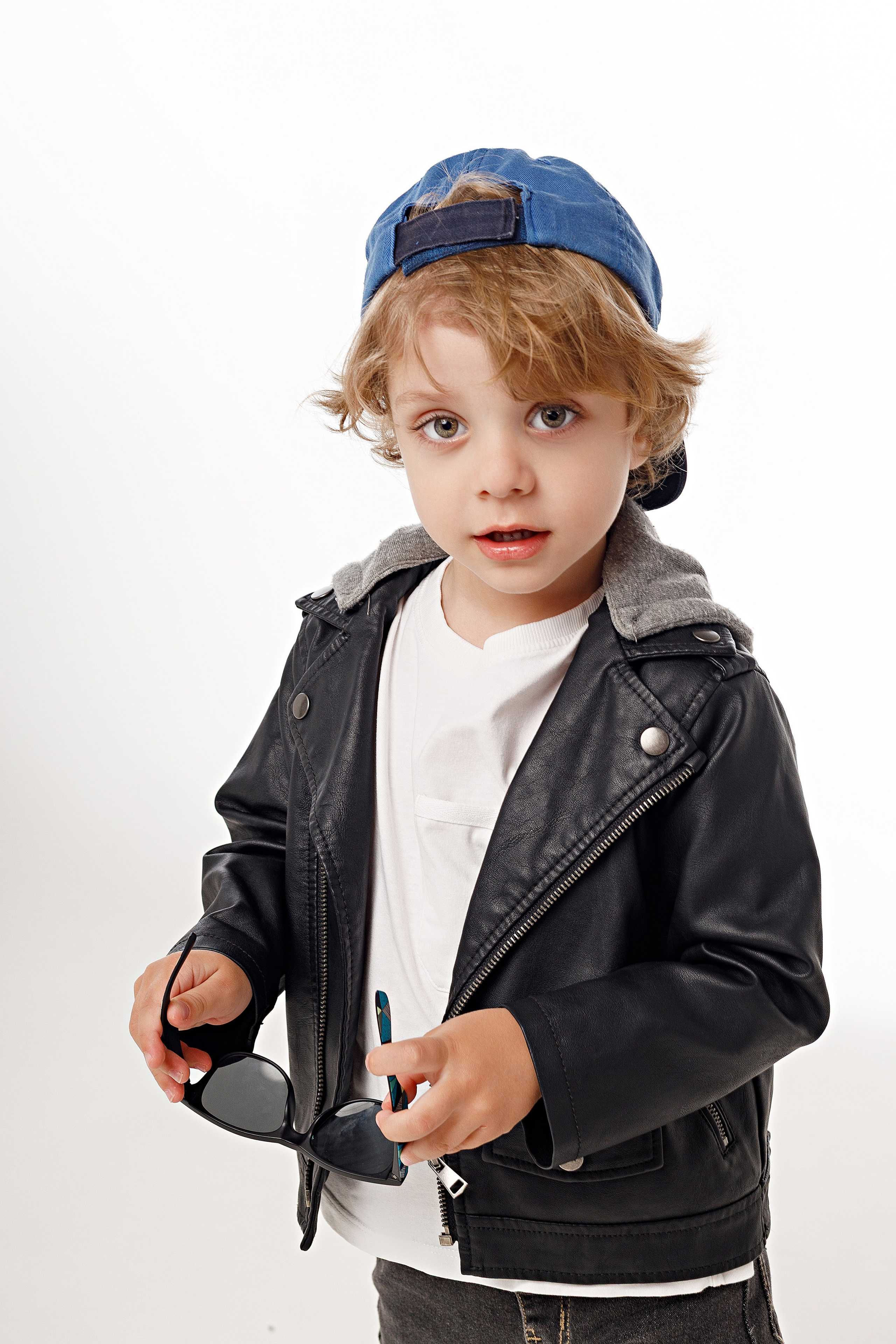 Фотосессия братьев в Сочи от детского фотографа. Детский студийный фотограф Сочи