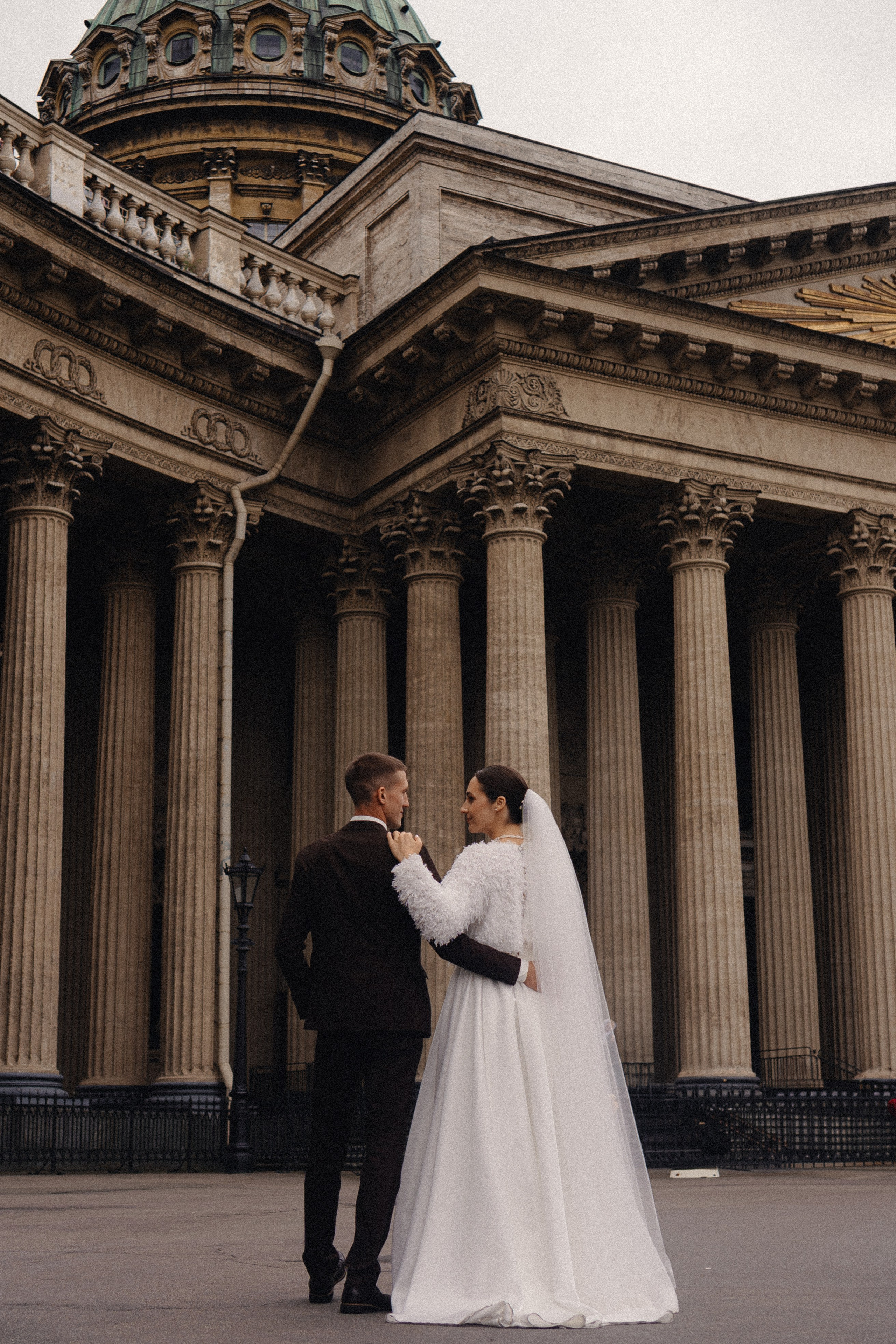 СВАДЕБНАЯ ПРОГУЛКА В САНТК-ПЕТЕРБУРГЕ (ИСАКИЕВСКИЙ СОБОР, ЗИМНЯЯ КАНАВКА, ЭРМИТАЖ И БОЛЬШАЯ МОРСКАЯ УЛИЦА). Профессиональный фотограф, Санкт-Петербург — Виктория Богомолова