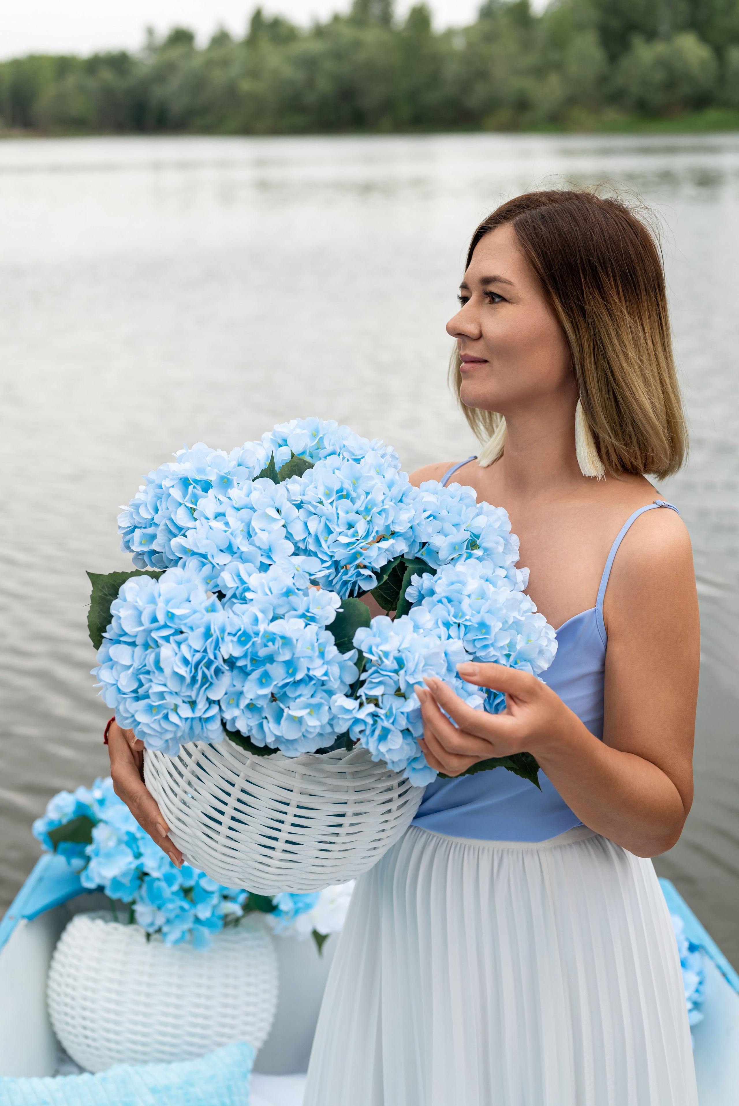 Фотопроект на лодке с голубыми гортензиями. Фотограф в городе Салават