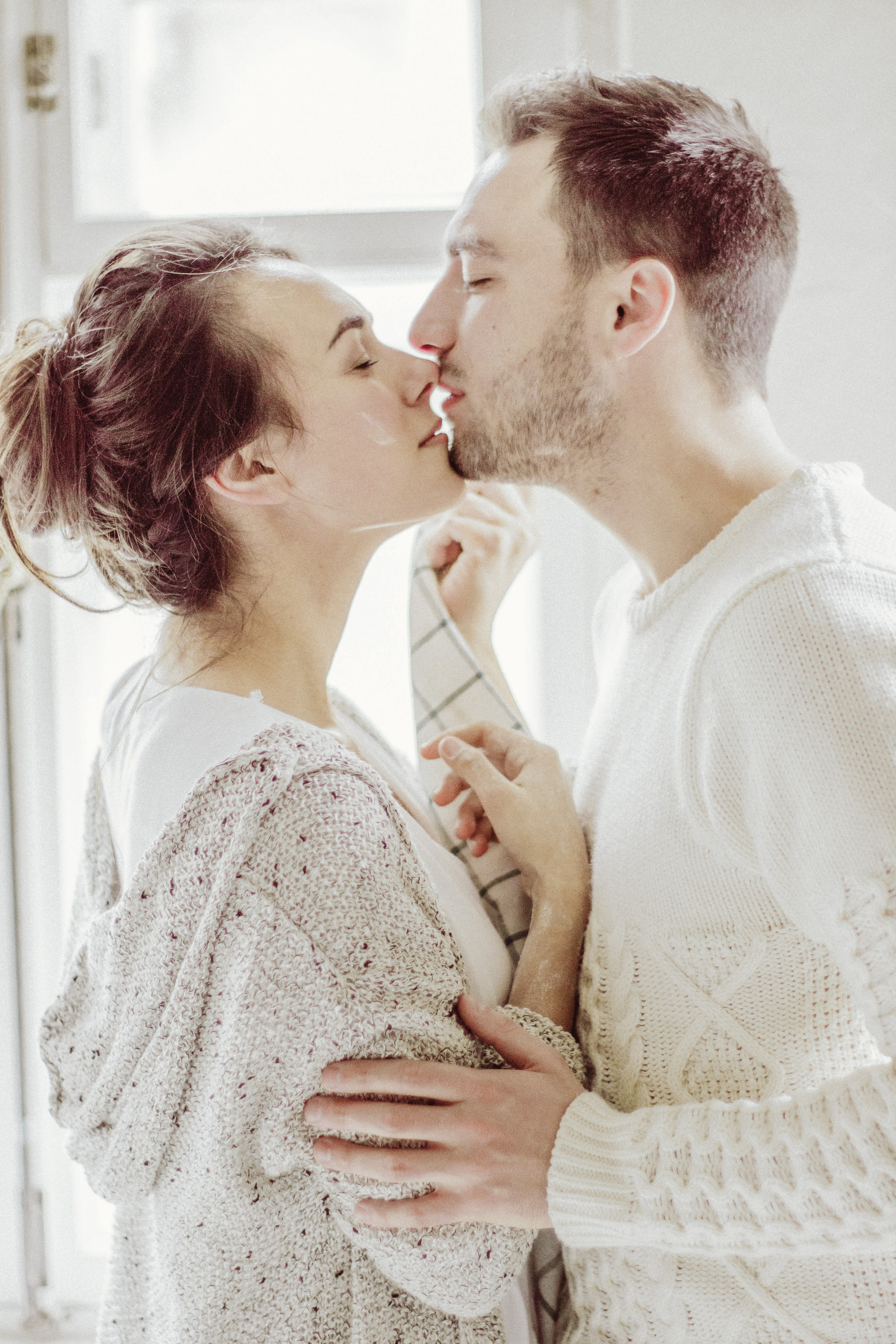 Уютная зимняя фотосессия для двоих дома