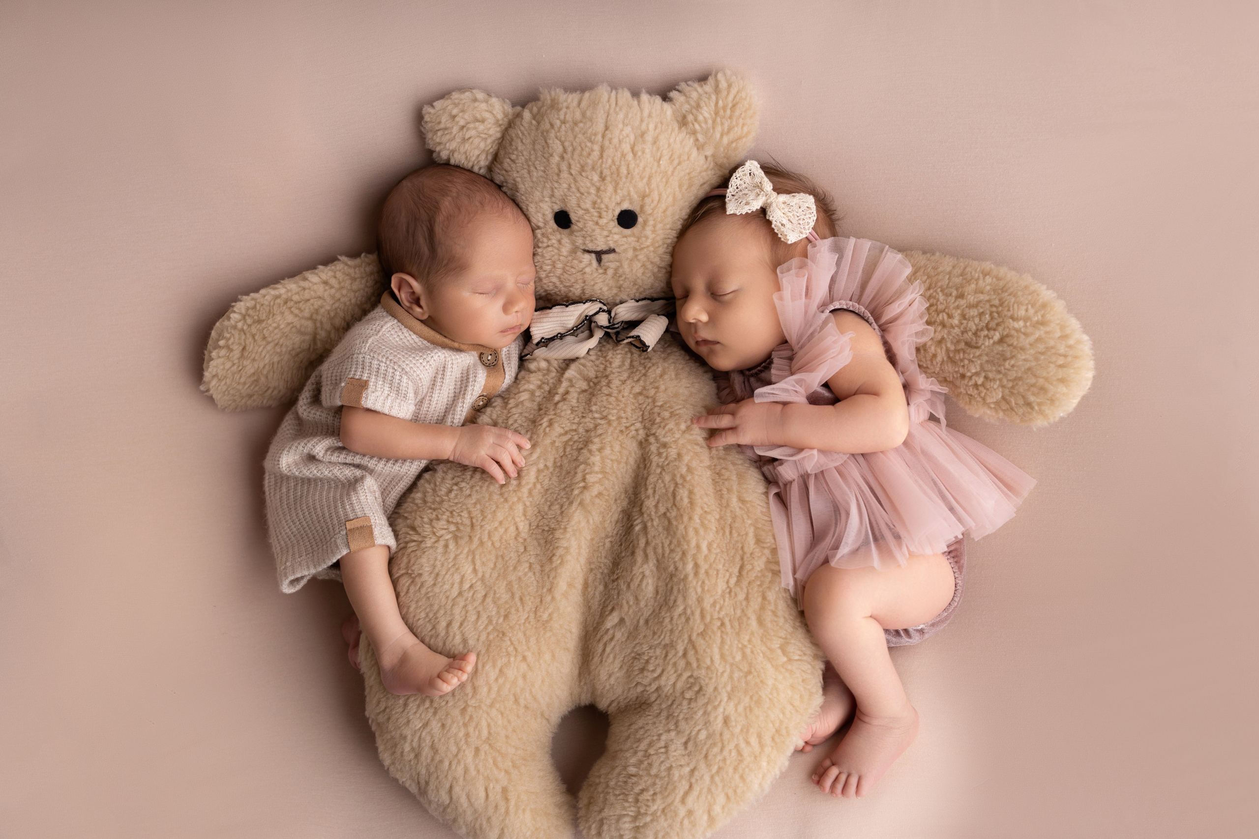 Фотосъемка двойни. Фотограф новорожденных малышей в Омске и Омской области Эльвира Камаева