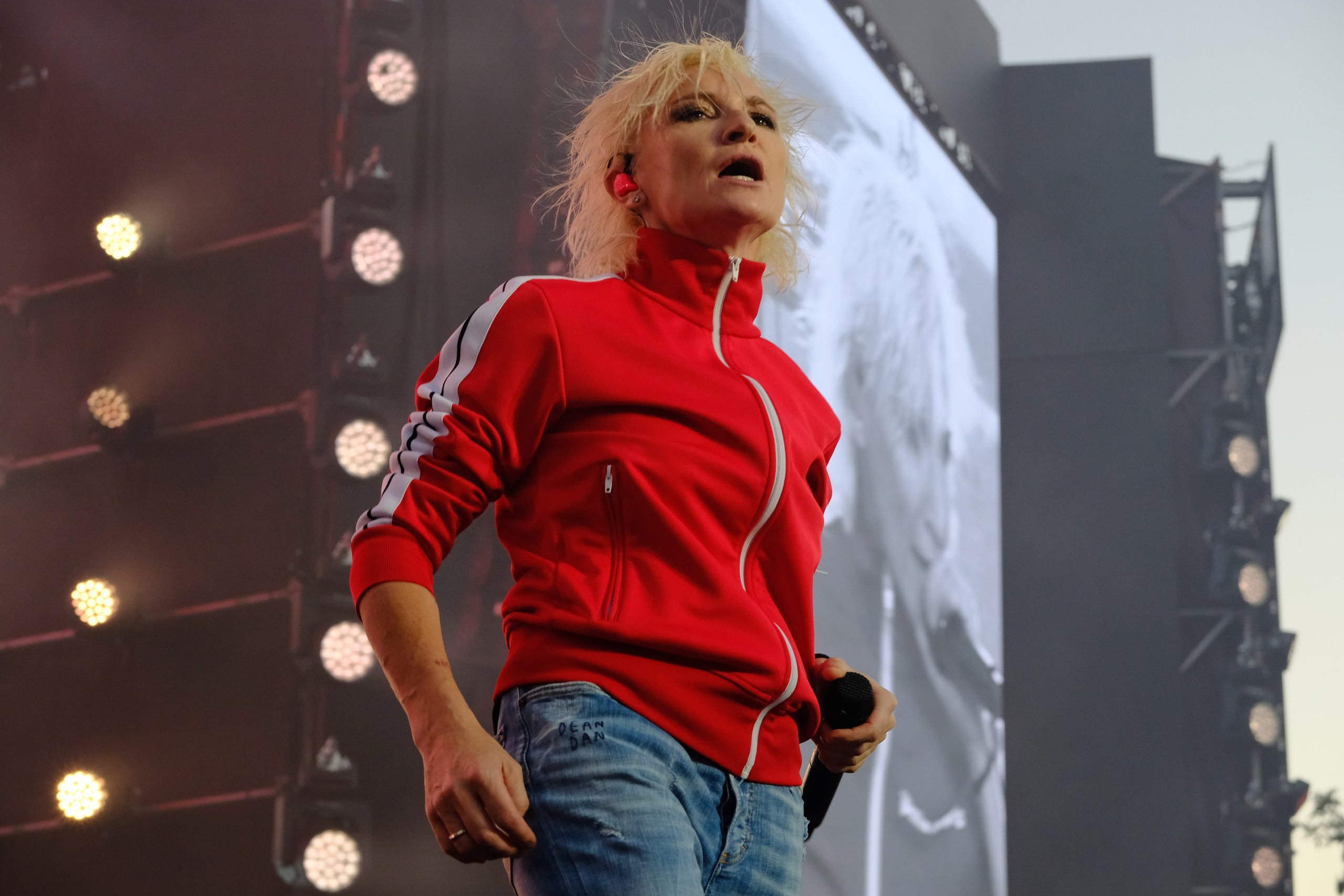 Диана Арбенина (группа «Ночные снайперы») — Москва, МТС Live Лето 2024. RedGeek - блогер и стручњак за образовање и ИТ Кирил Ситнов