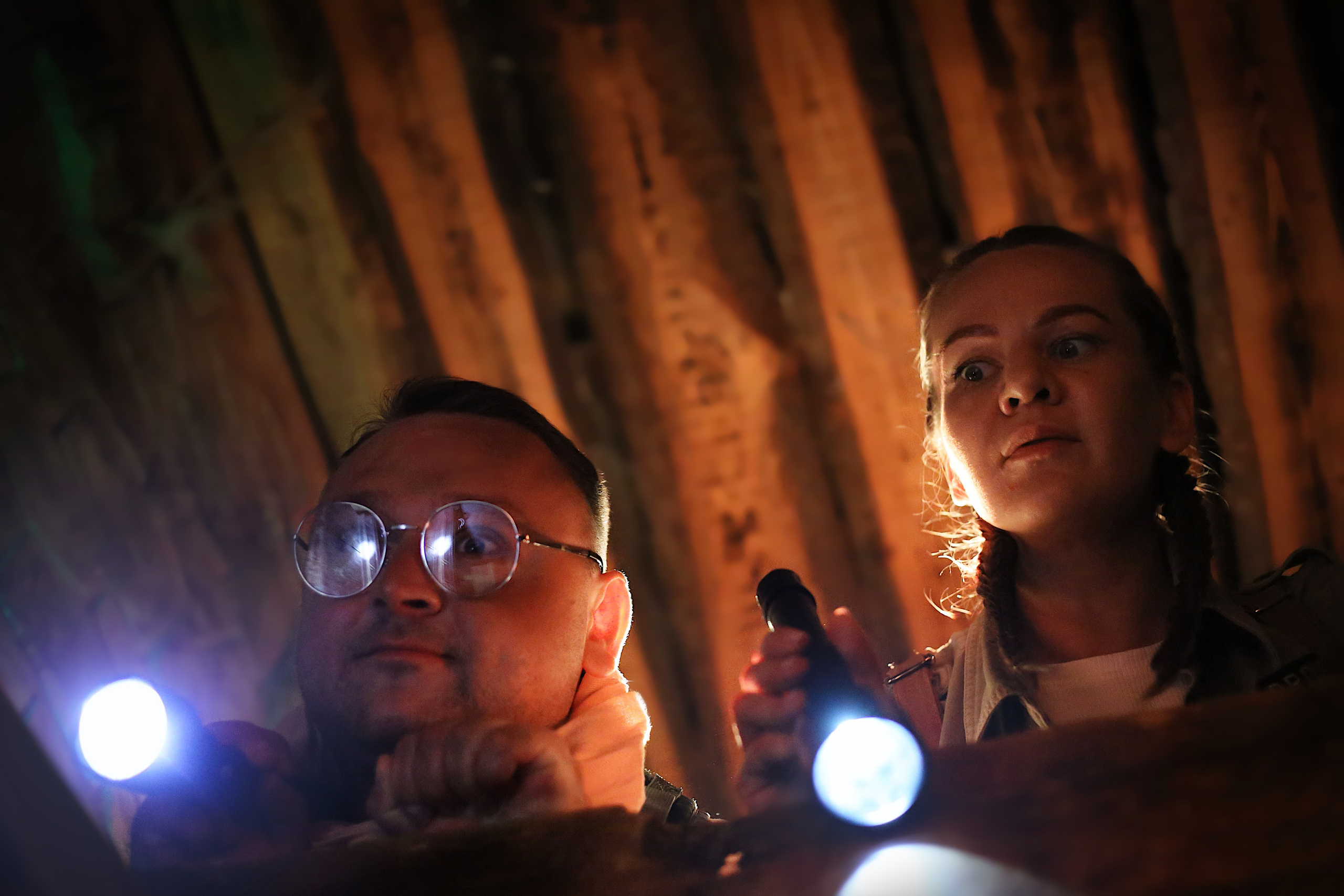 Парная фотосессия «Как в кино»: пара с фонариками в темной комнате