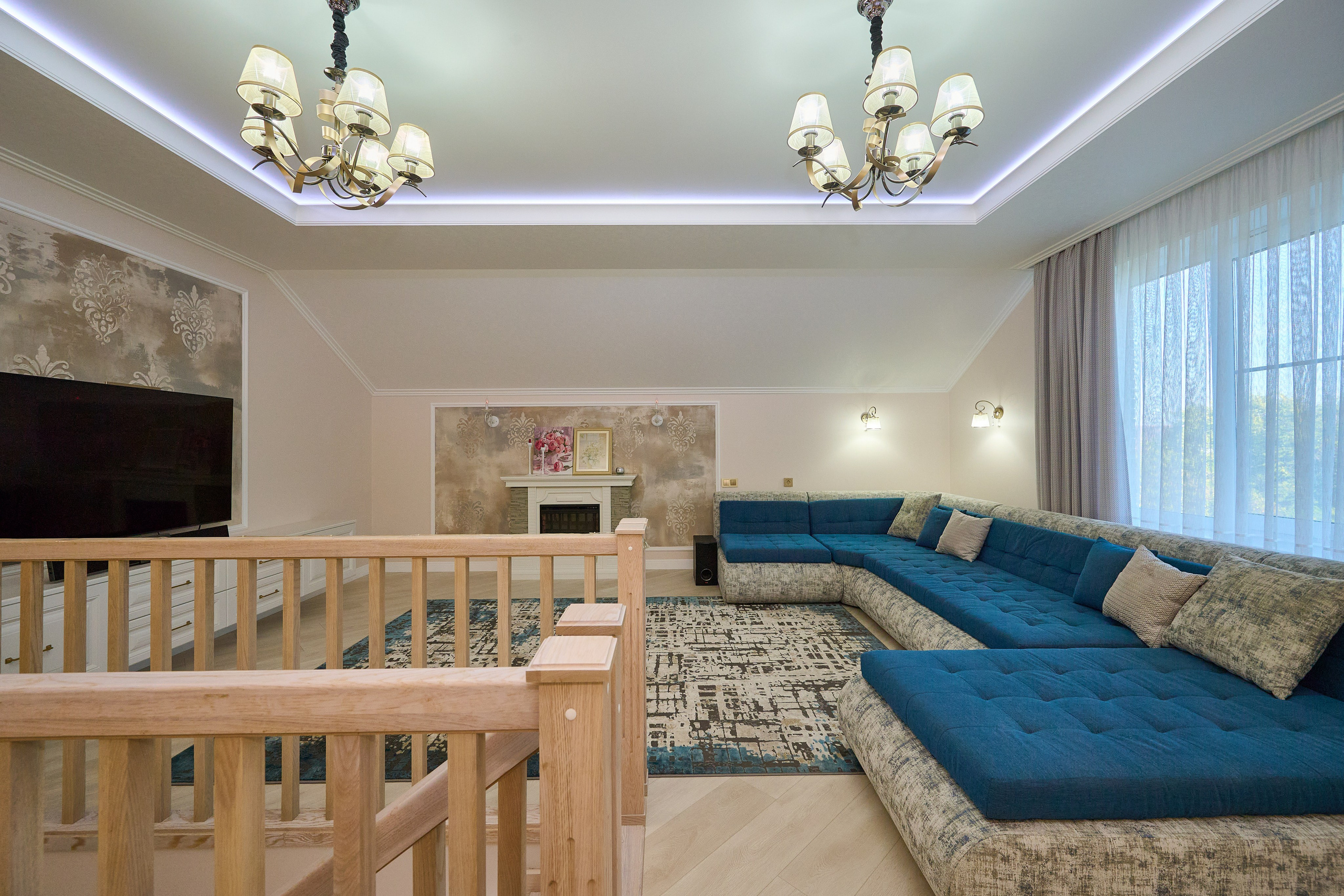 гостиная большой синий диван  бежевые стены 