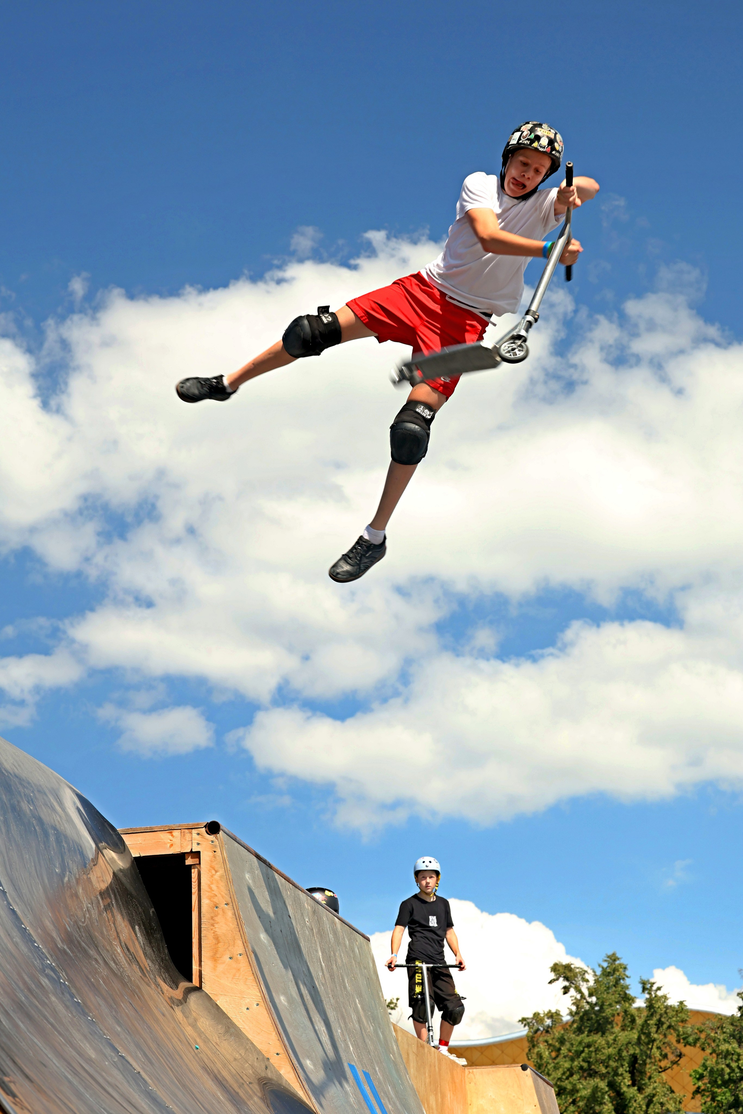 Спортсмен выполняет номер на трюковом самокате 