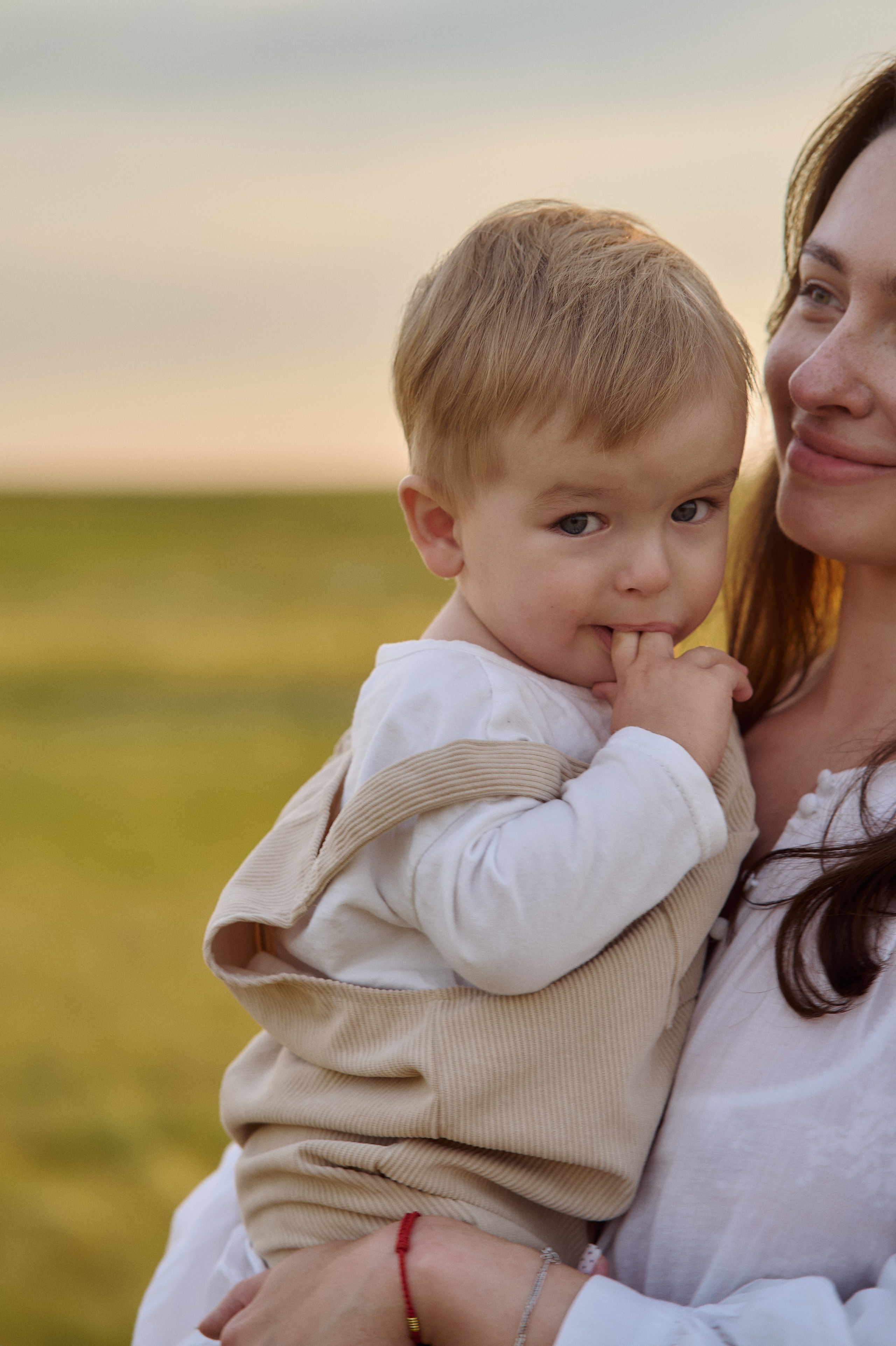 Шамиль, Аня и Марс в поле с барашками. Семейный и свадебный lifestyle-фотограф в Москве Мария Петрова