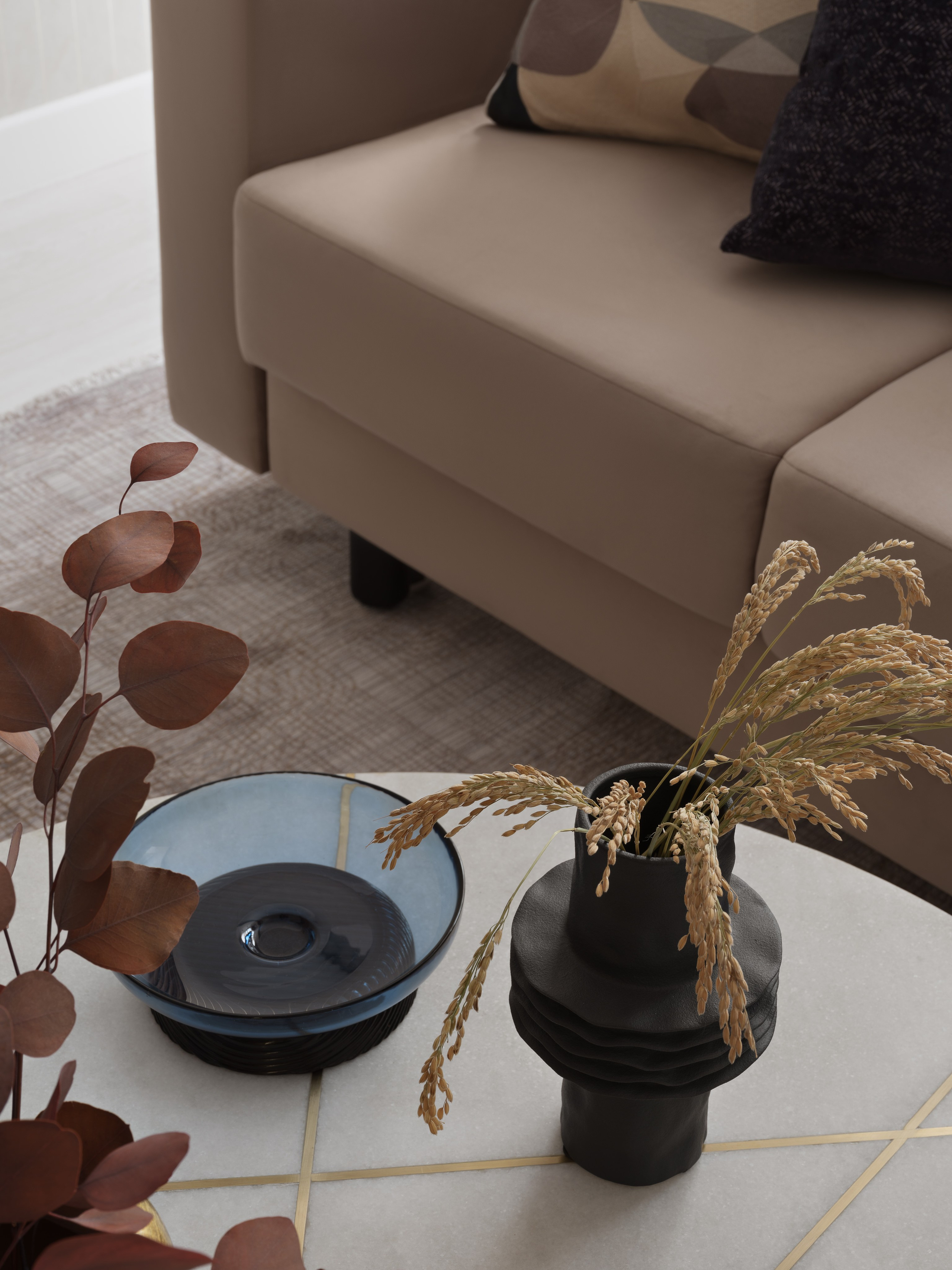 Фото современного дизайна интерьера спальни в стиле минимализм, уютный бежевый диван с декоративными подушками, кофейный стол с декором. Стиль уюта и комфорта. Дизайнер: Ольга Рубченко, стилист: Екатерина Ракитина, фотограф: Сергей Денисенко.