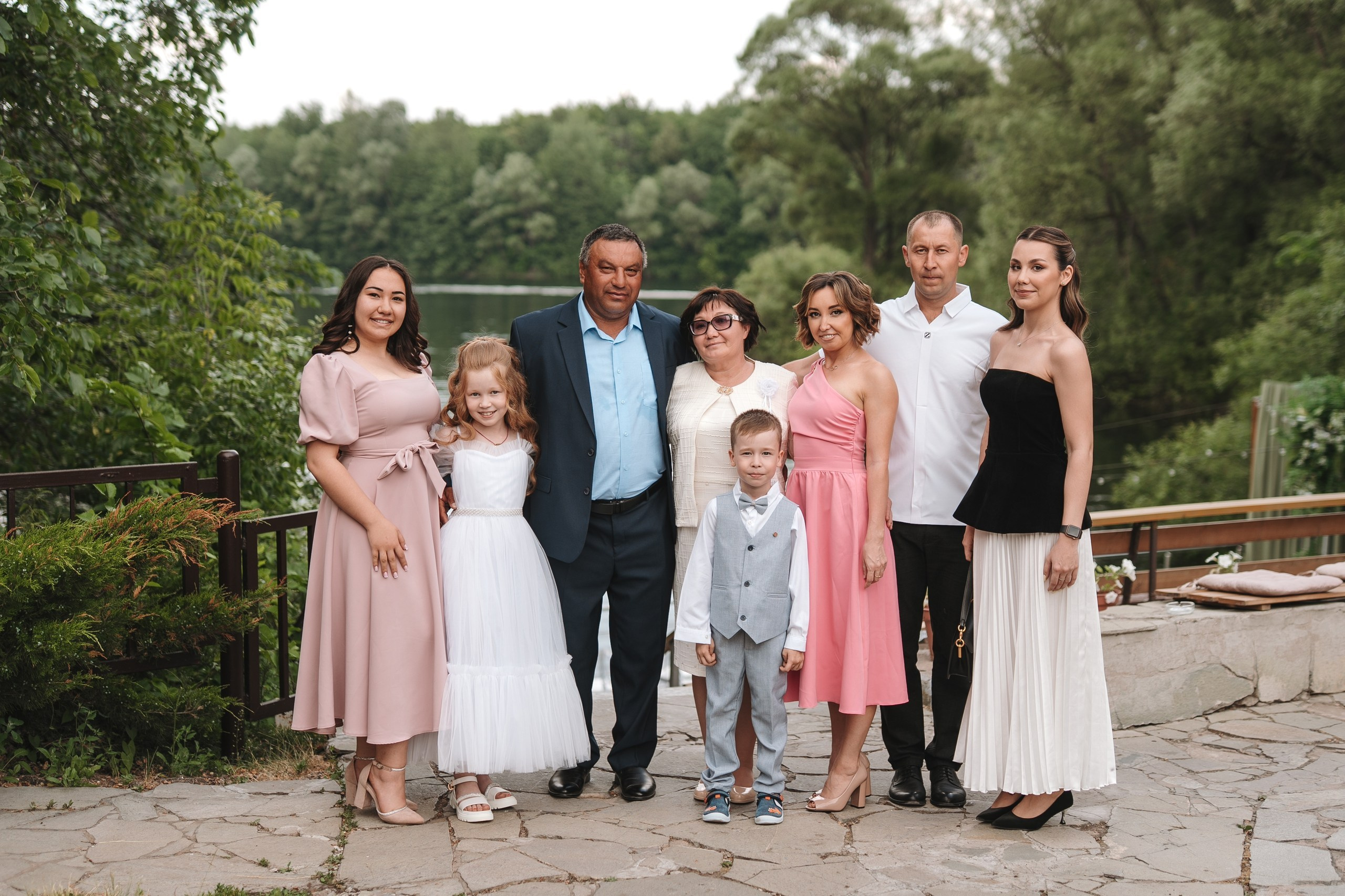 Свадебная съёмка в Уфе 11 июня 2025 года: сборы в загородном доме, выездная регистрация и банкет на площадке «Хотим Едим», ведущий Андрей