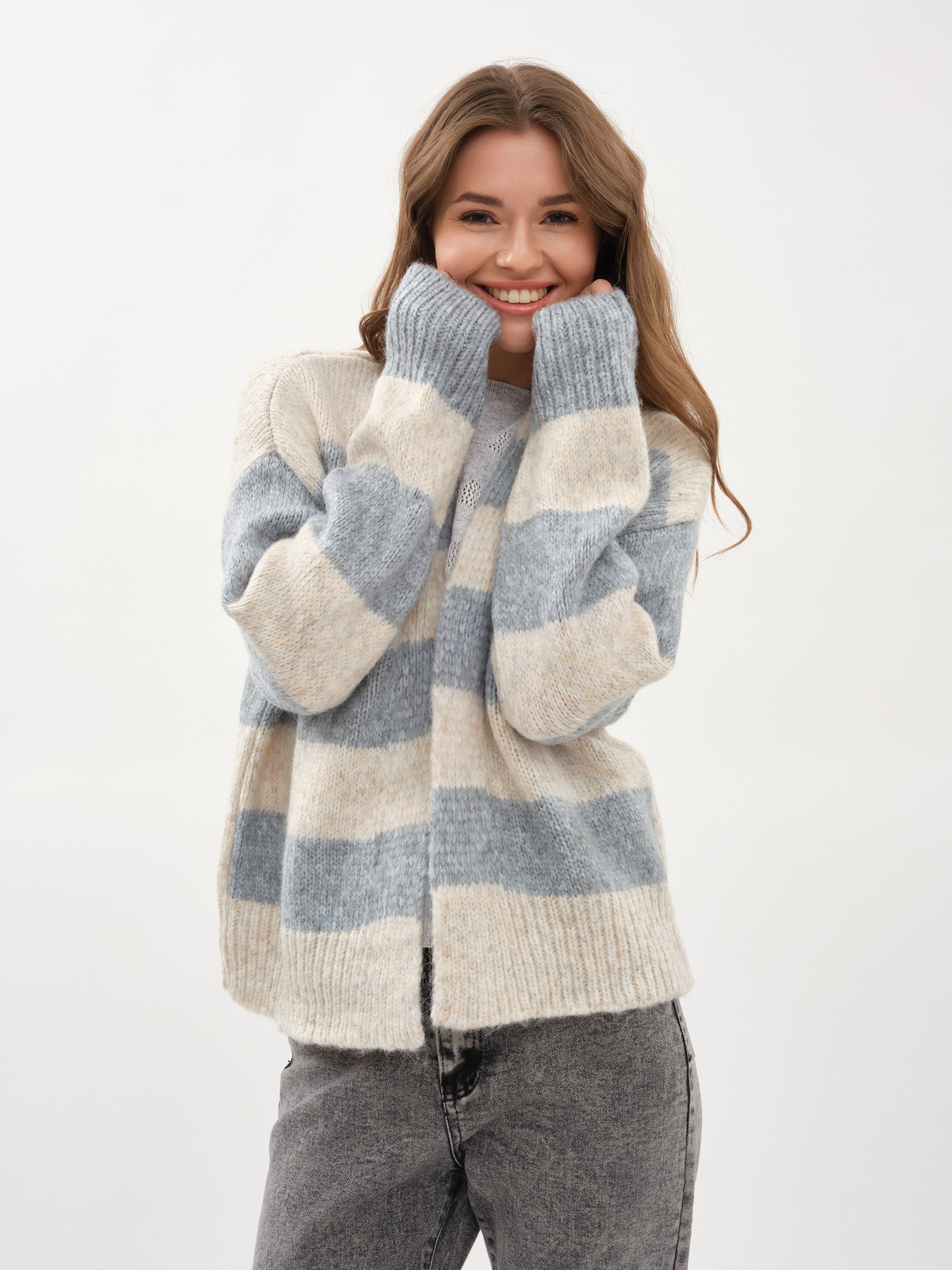 Женщина в сером свитере и шарфе