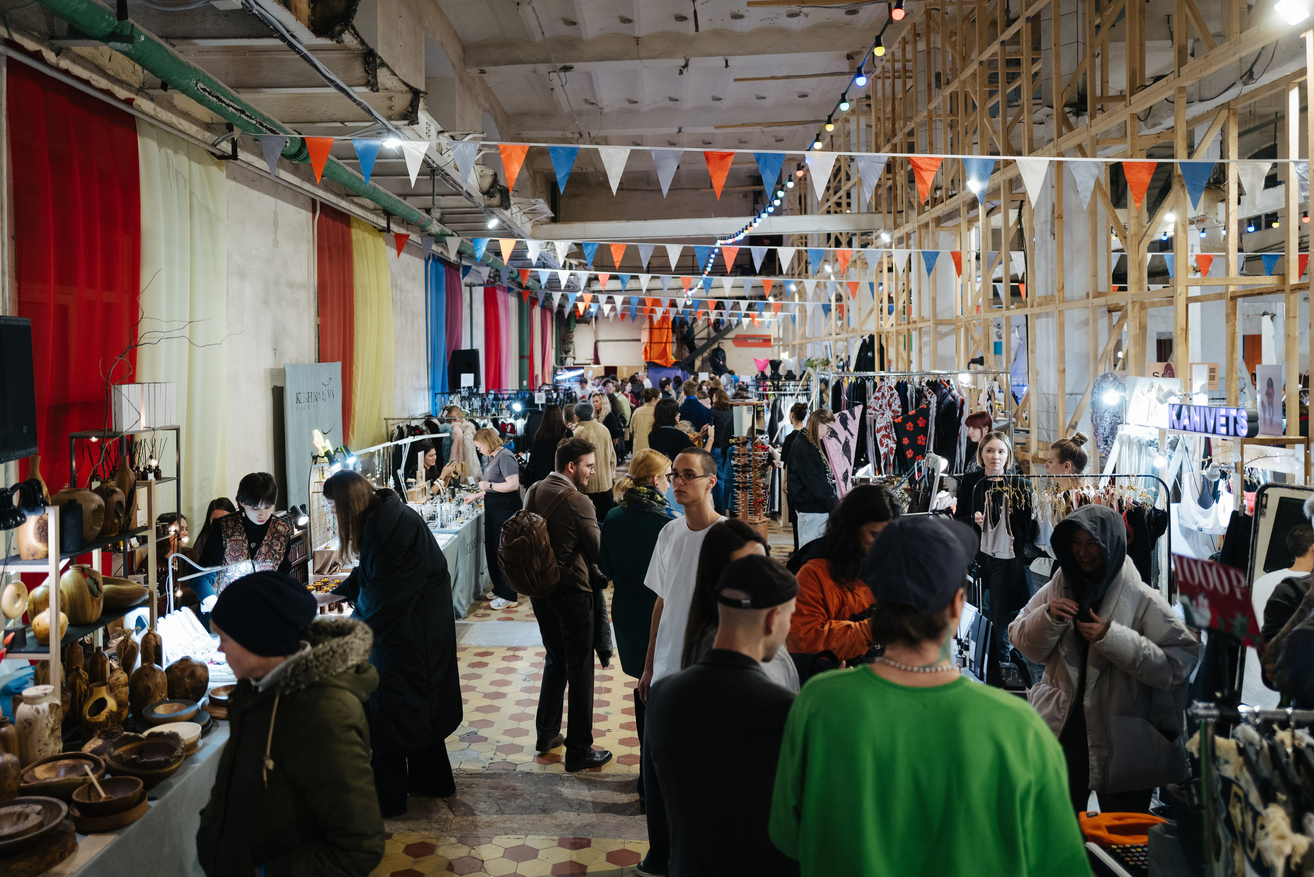 16 ноября 2024 в пространстве «Кристалл» / фото Валерий Белобеев. Фотоотчеты «Ламбада-маркета»