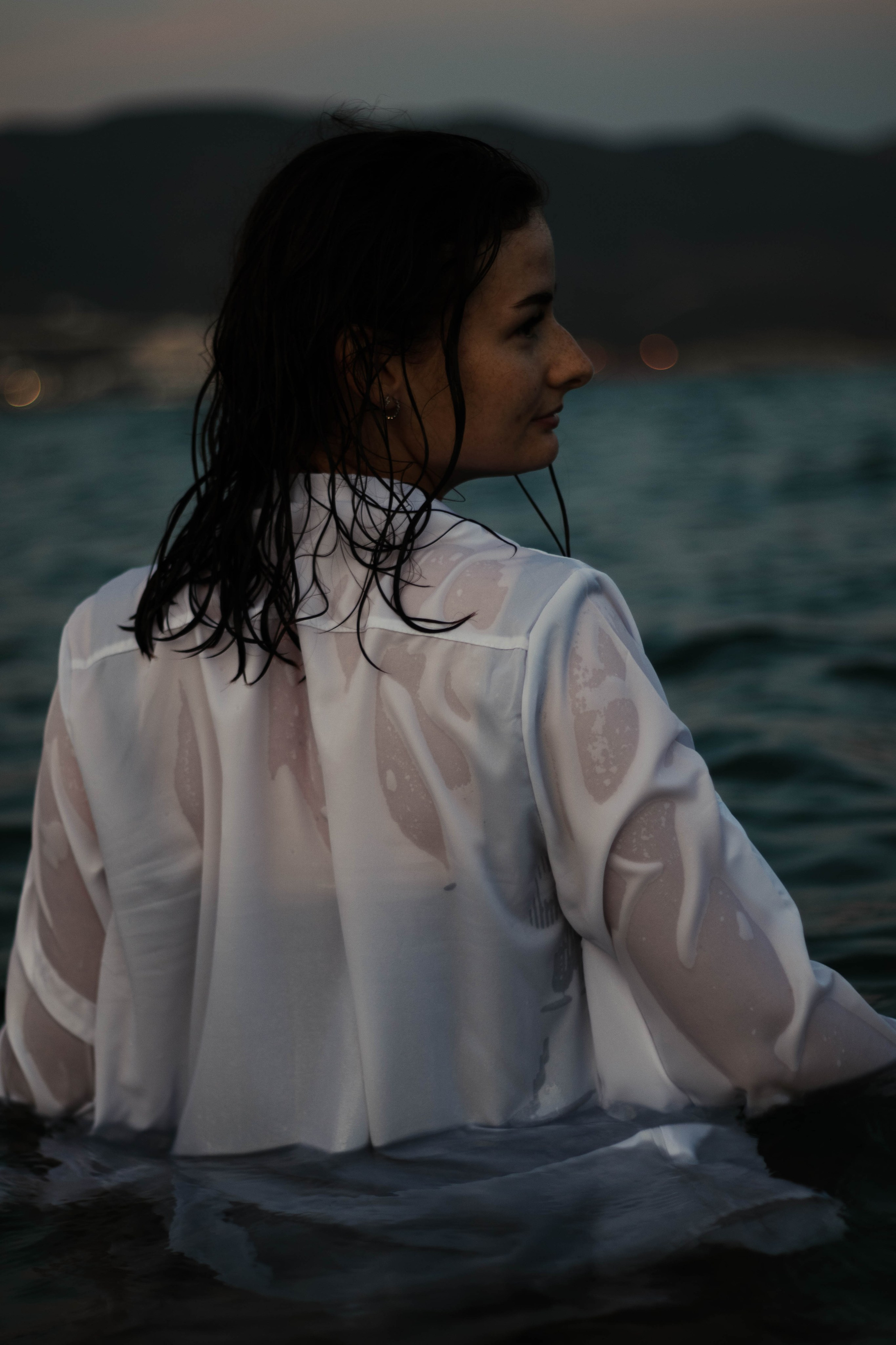 «Невесомость волн: девушка и море». Уличный фотограф Города N