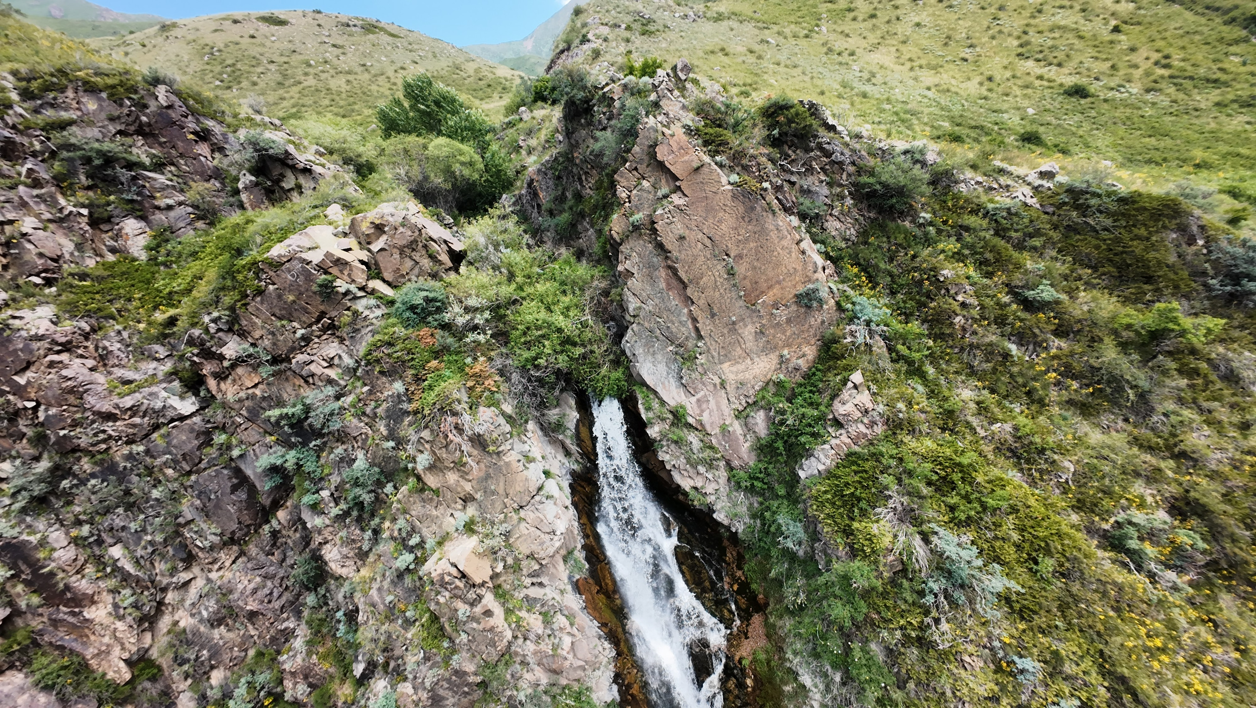 Плато Ассы, озеро Иссык и водопад: комфорт-маршрут, джипы, мини-группа. Экскурсии и туры по Алматы