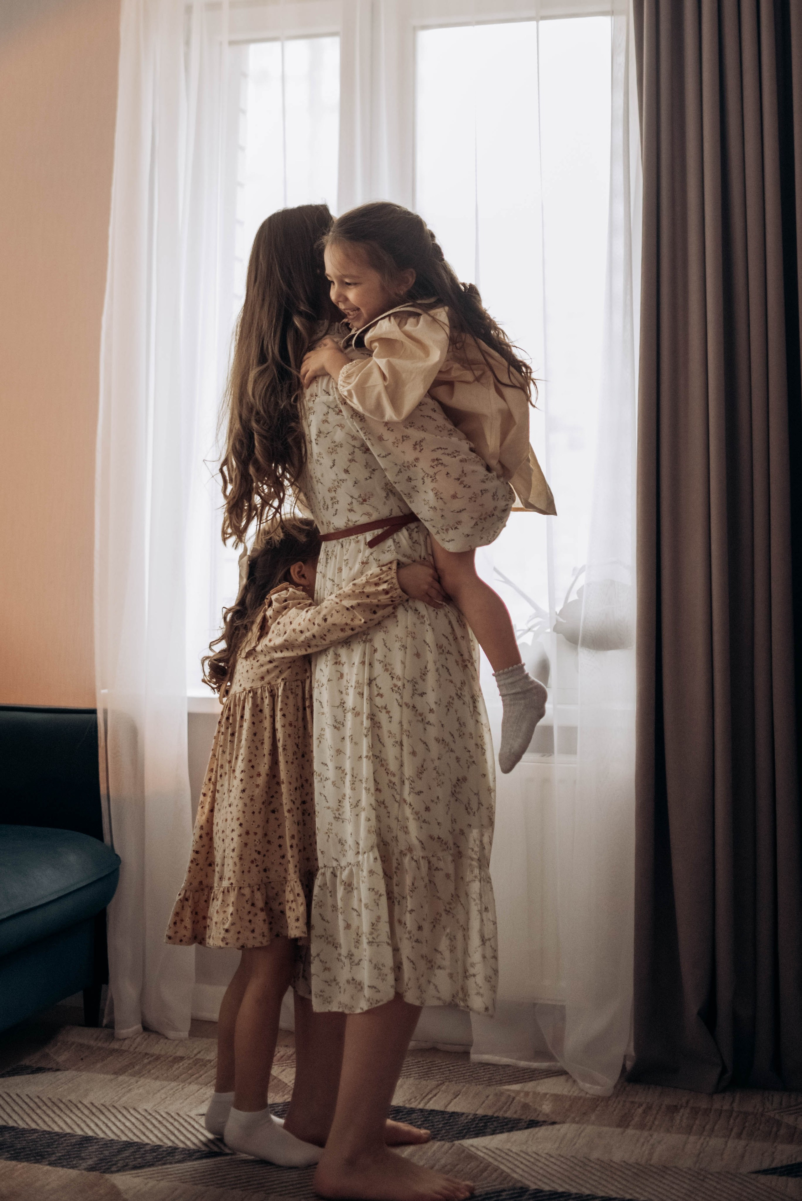 Домашняя фотосессия для мамы и дочек, с цветами, весной, к 8 марта. Семейный фотограф в Железнодорожном Масаева Елена