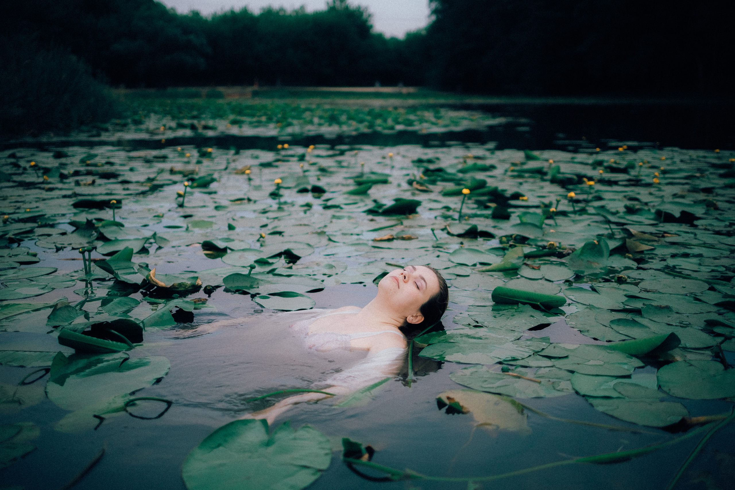 В кувшинках. Ангелина Богданова, междисциплинарная художница