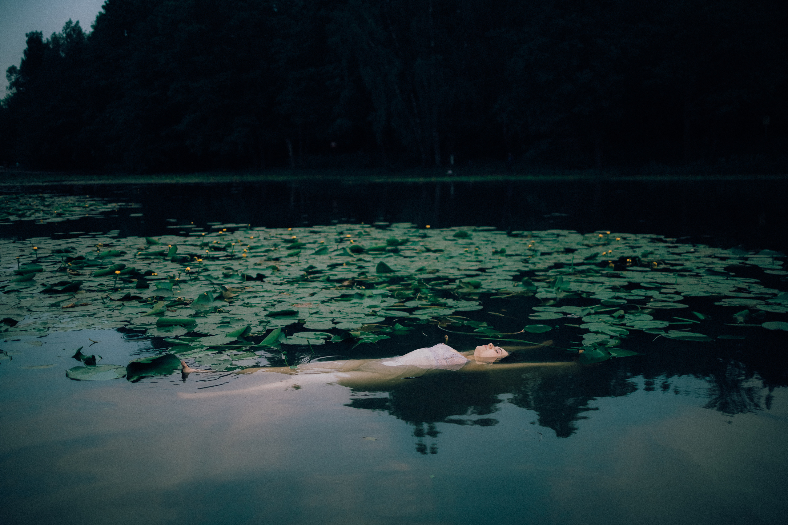 В кувшинках. Ангелина Богданова, междисциплинарная художница