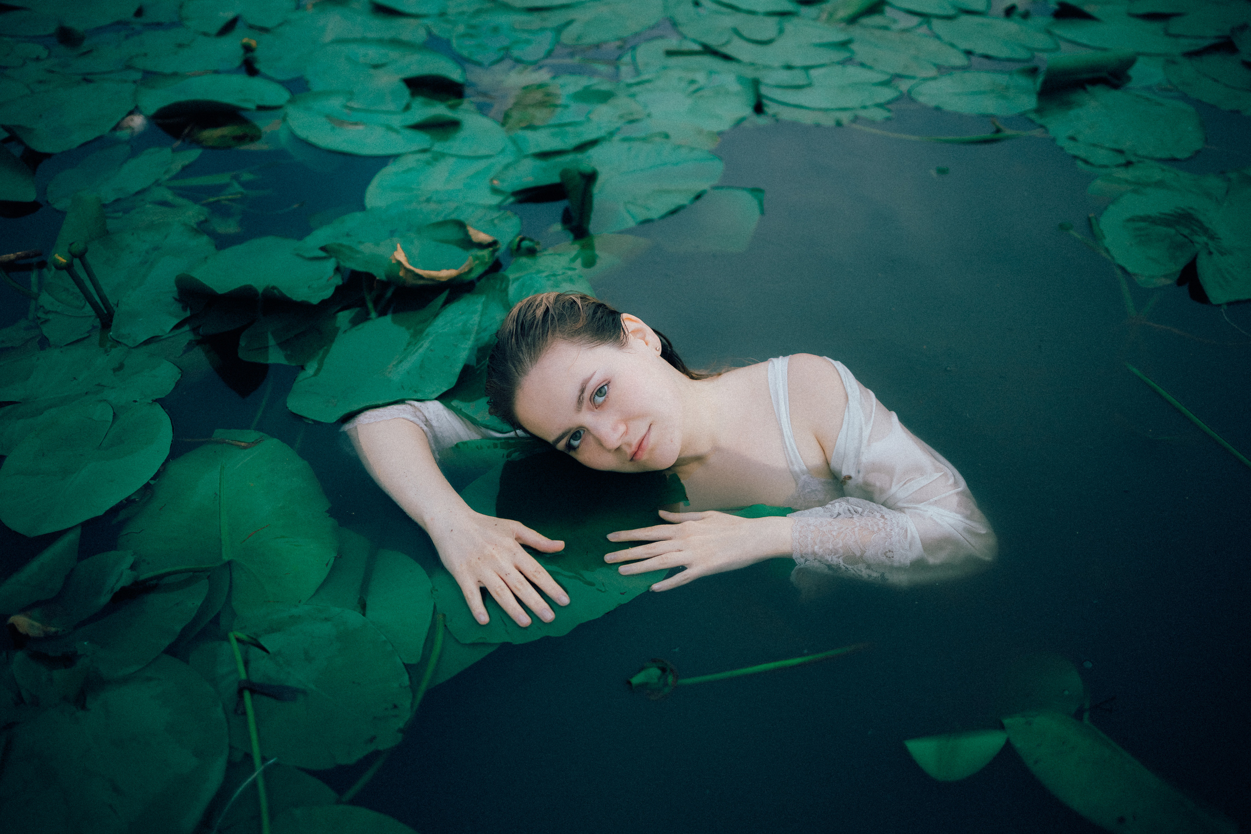 В кувшинках. Ангелина Богданова, междисциплинарная художница