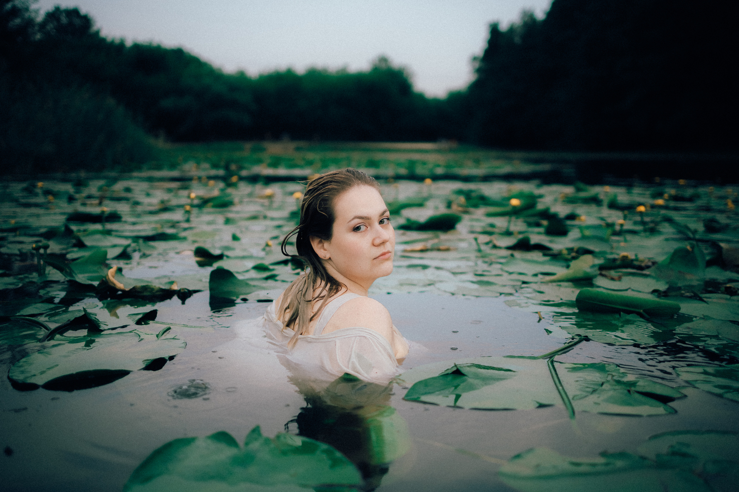 В кувшинках. Ангелина Богданова, междисциплинарная художница