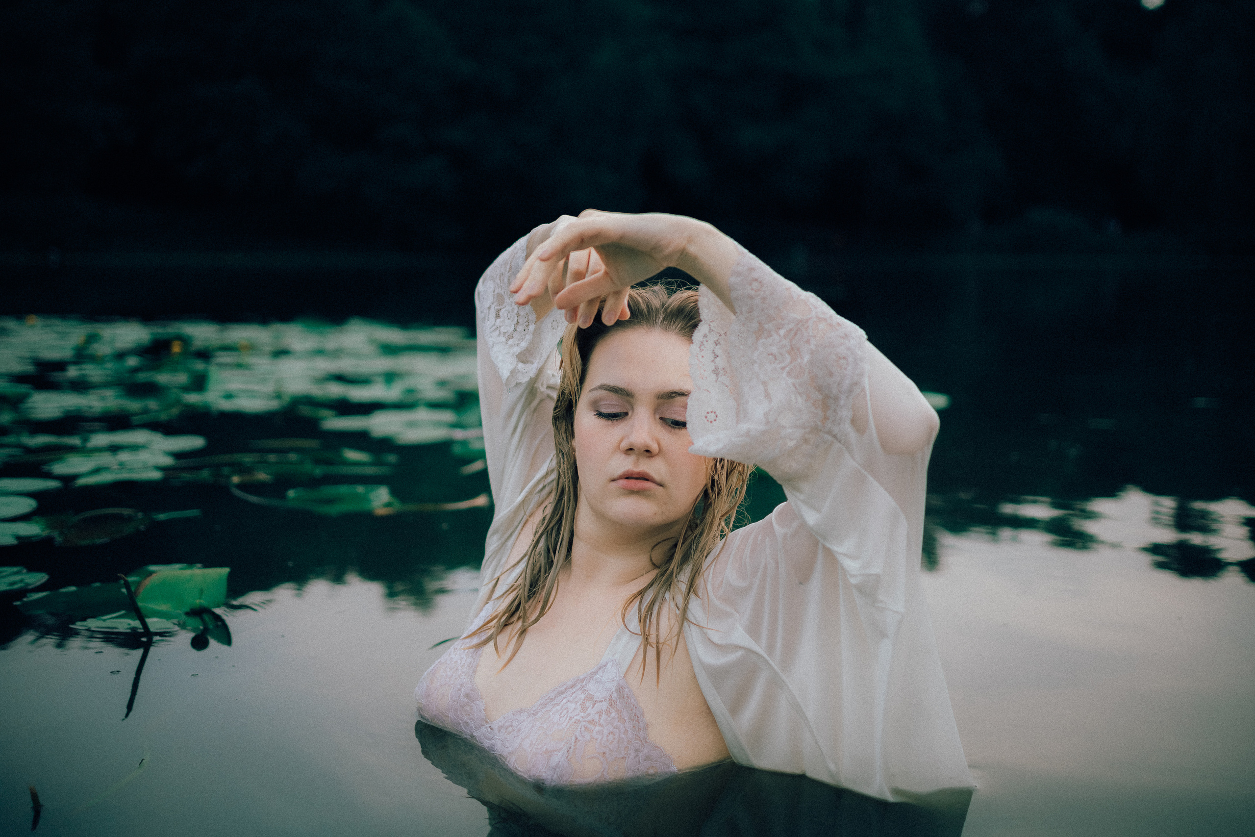 В кувшинках. Ангелина Богданова, междисциплинарная художница