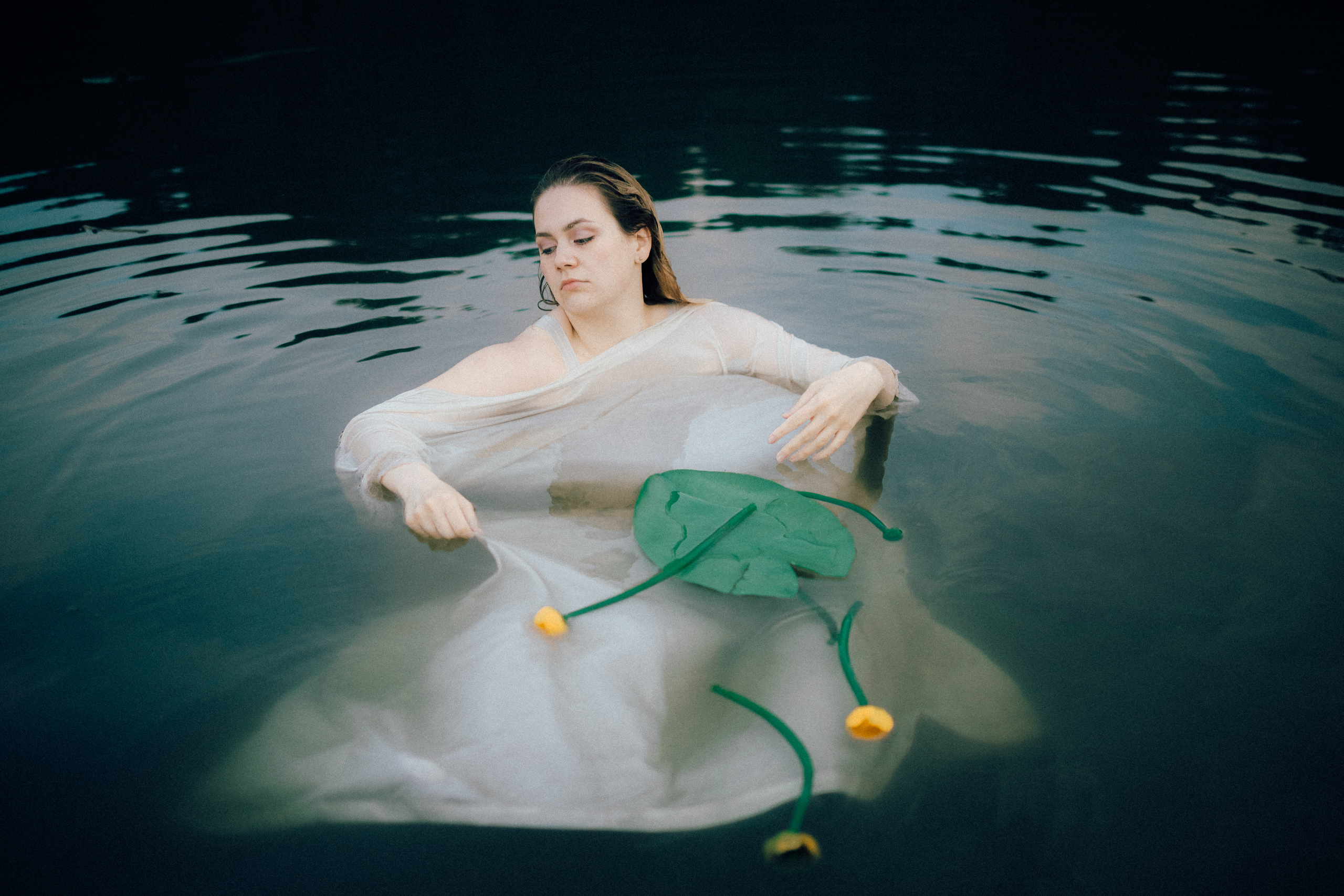 В кувшинках. Ангелина Богданова, междисциплинарная художница