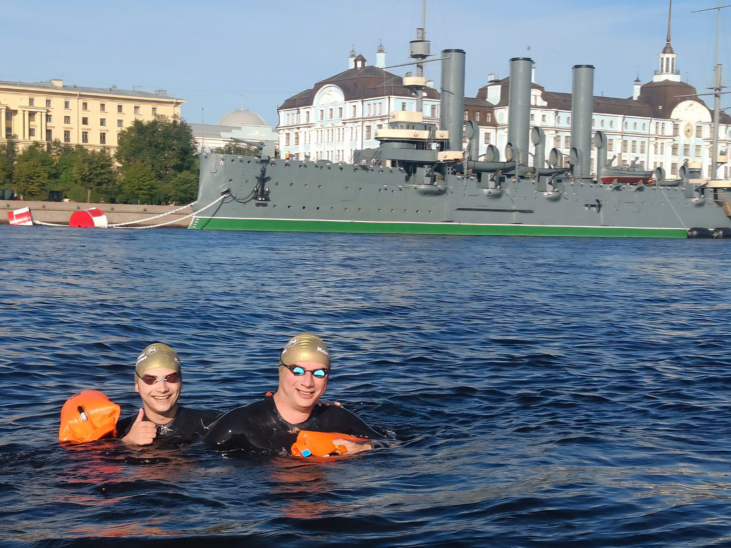 К Авроре в лимит уложились все. И даже получилось догнать Макса. Такое фото на фоне "Авроры" не в каждом семейном альбоме есть
