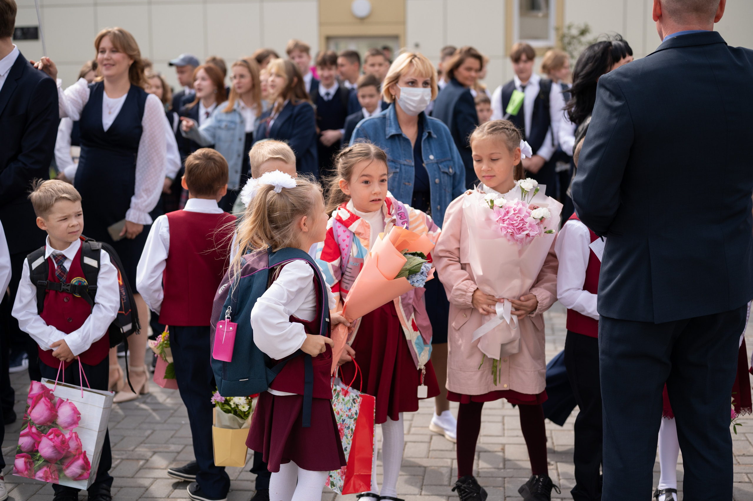 1 сентября 16 гимназия 2 класс (линейка + в классе+ на улице). Фотограф новорожденных, семейный детский в Тюмени Татьяна Морозова