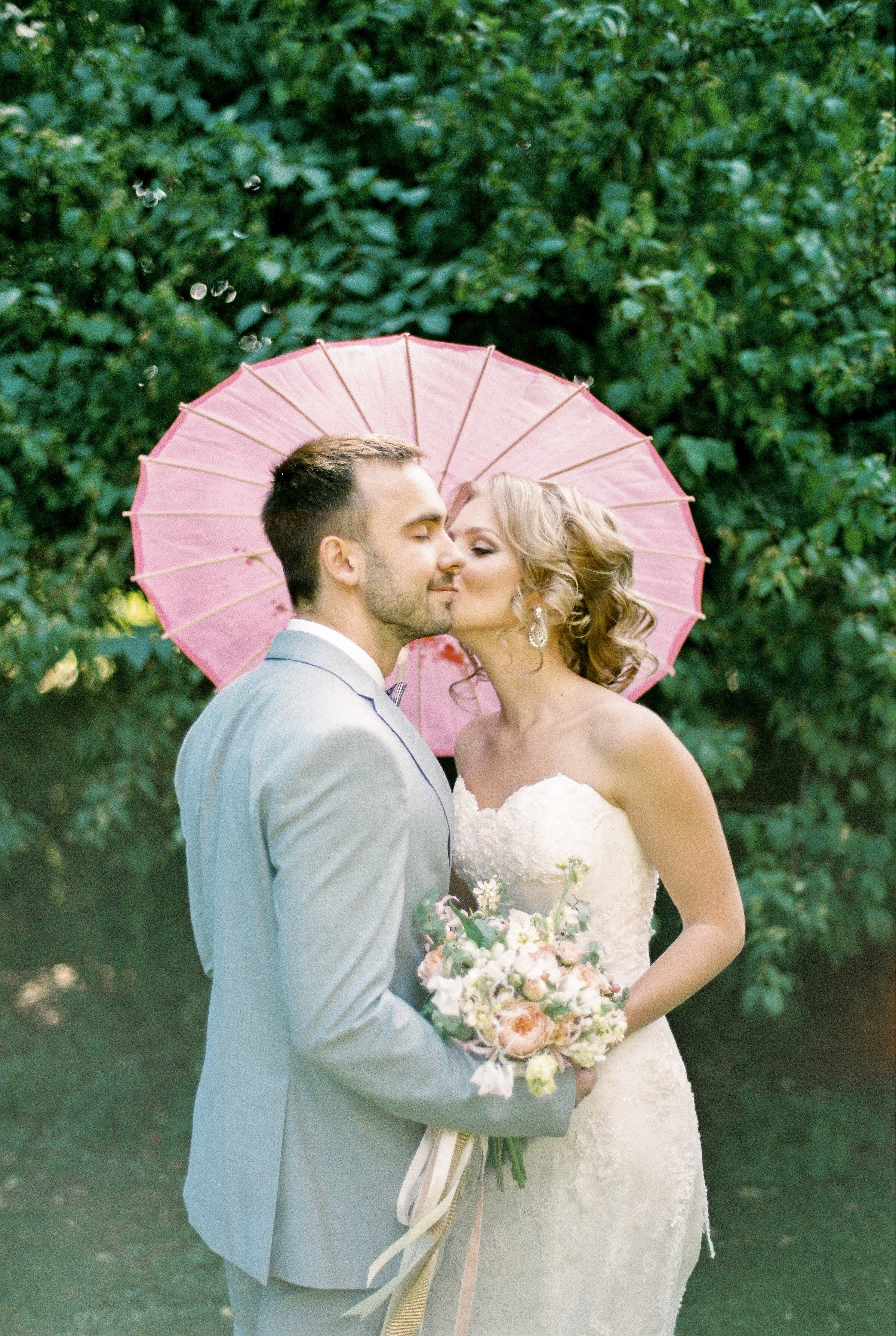 Свадебная прогулка на плёнку в Аптекарском огороде, свадебный фотограф Москва