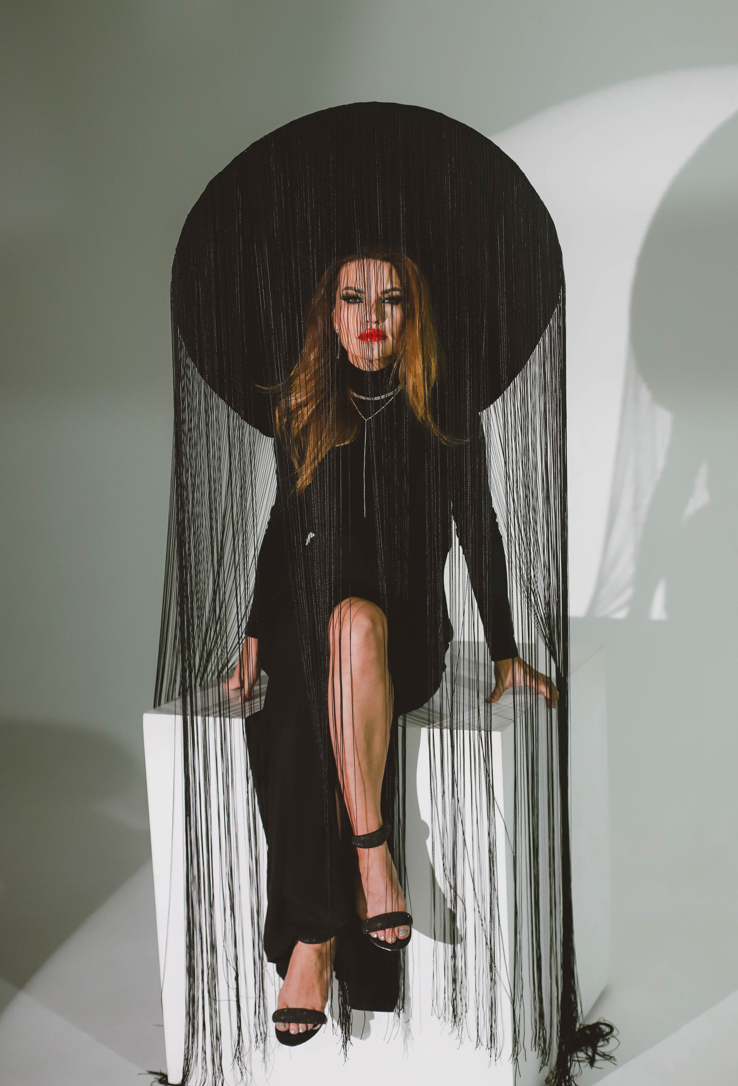 Огромная шляпа с бахромой. Фотограф в Сургуте Брызгунова Анастасия