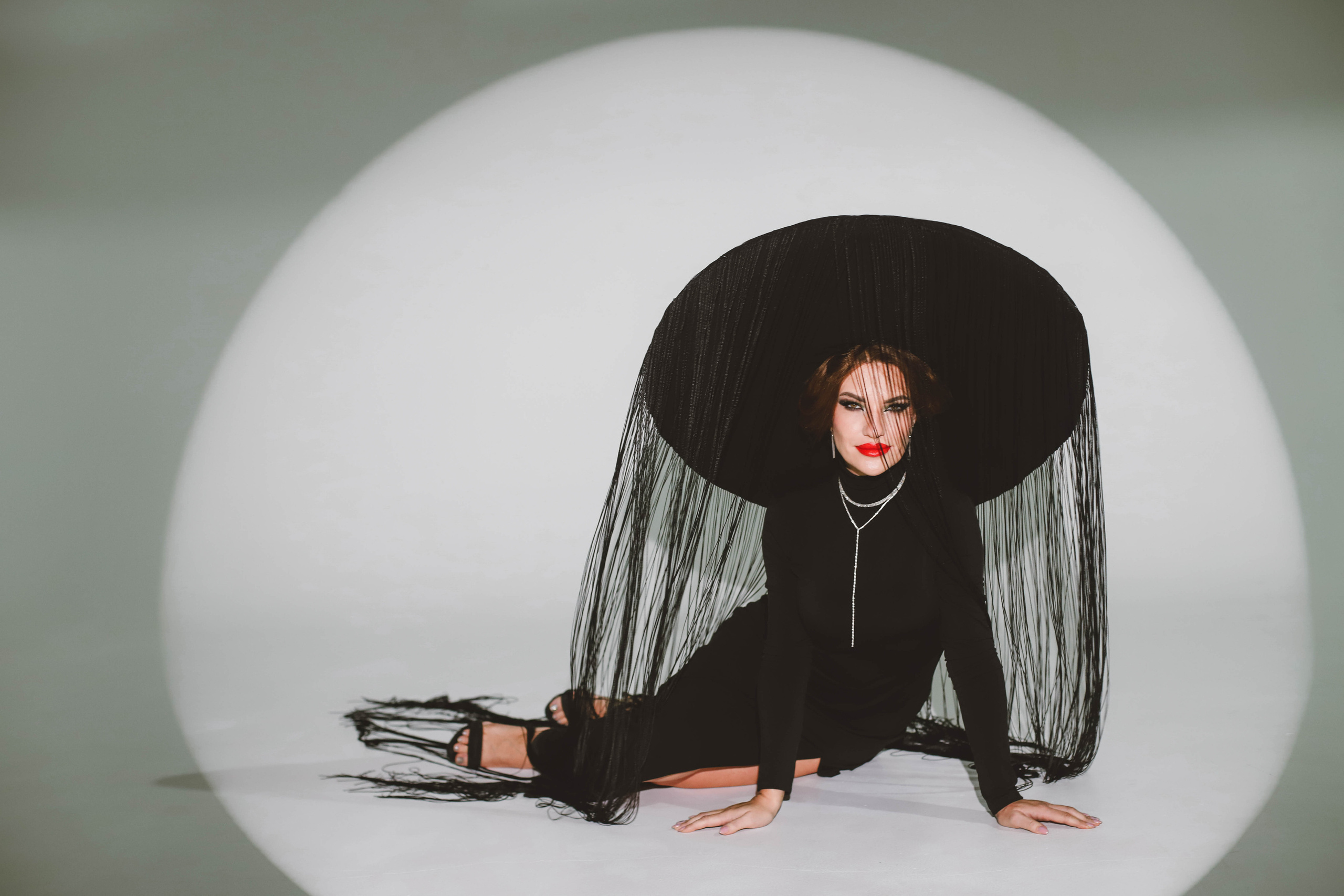 Огромная шляпа с бахромой. Фотограф в Сургуте Брызгунова Анастасия