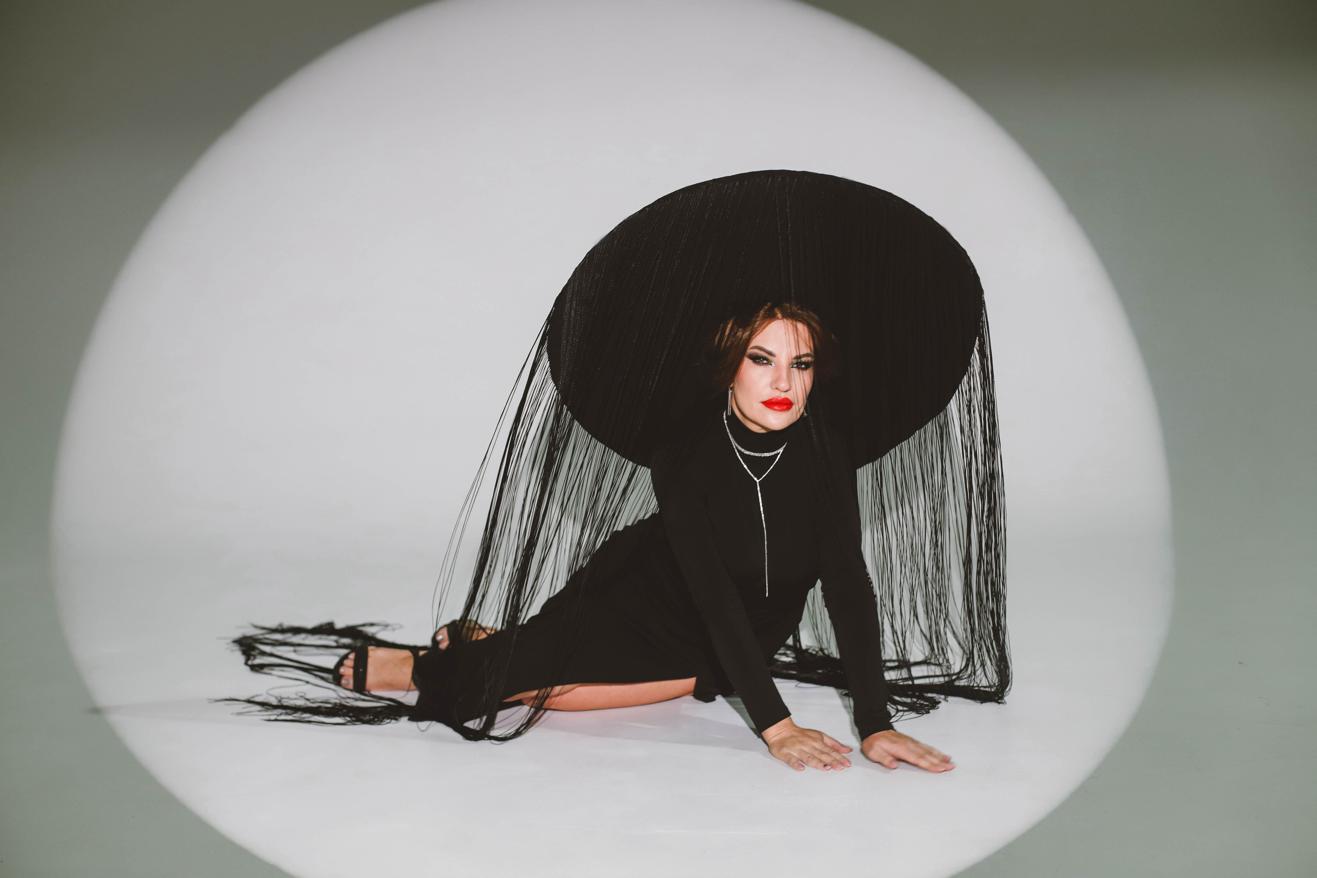 Огромная шляпа с бахромой. Фотограф в Сургуте Брызгунова Анастасия