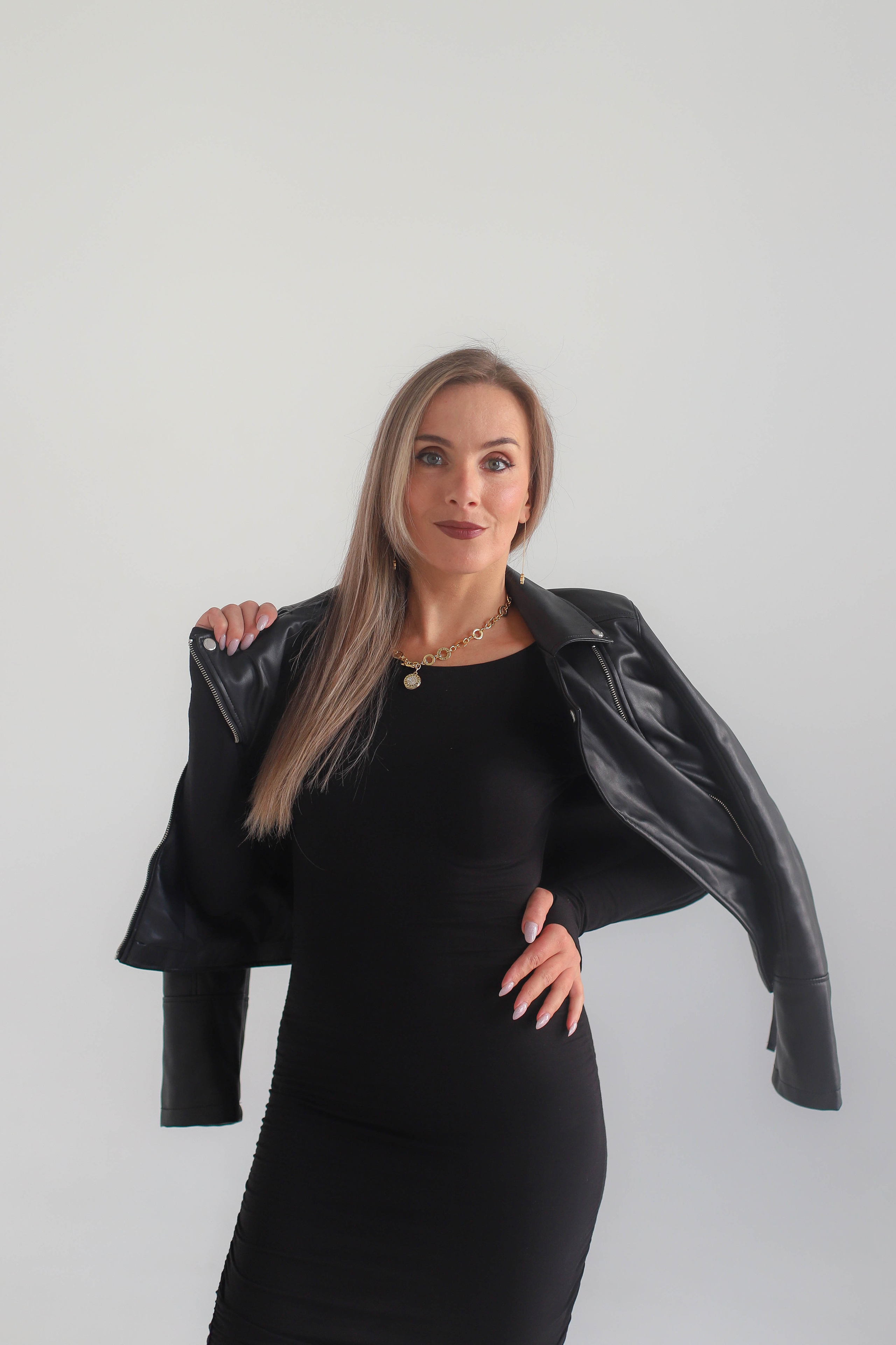 На циклораме для контента. Фотограф в Сургуте Брызгунова Анастасия