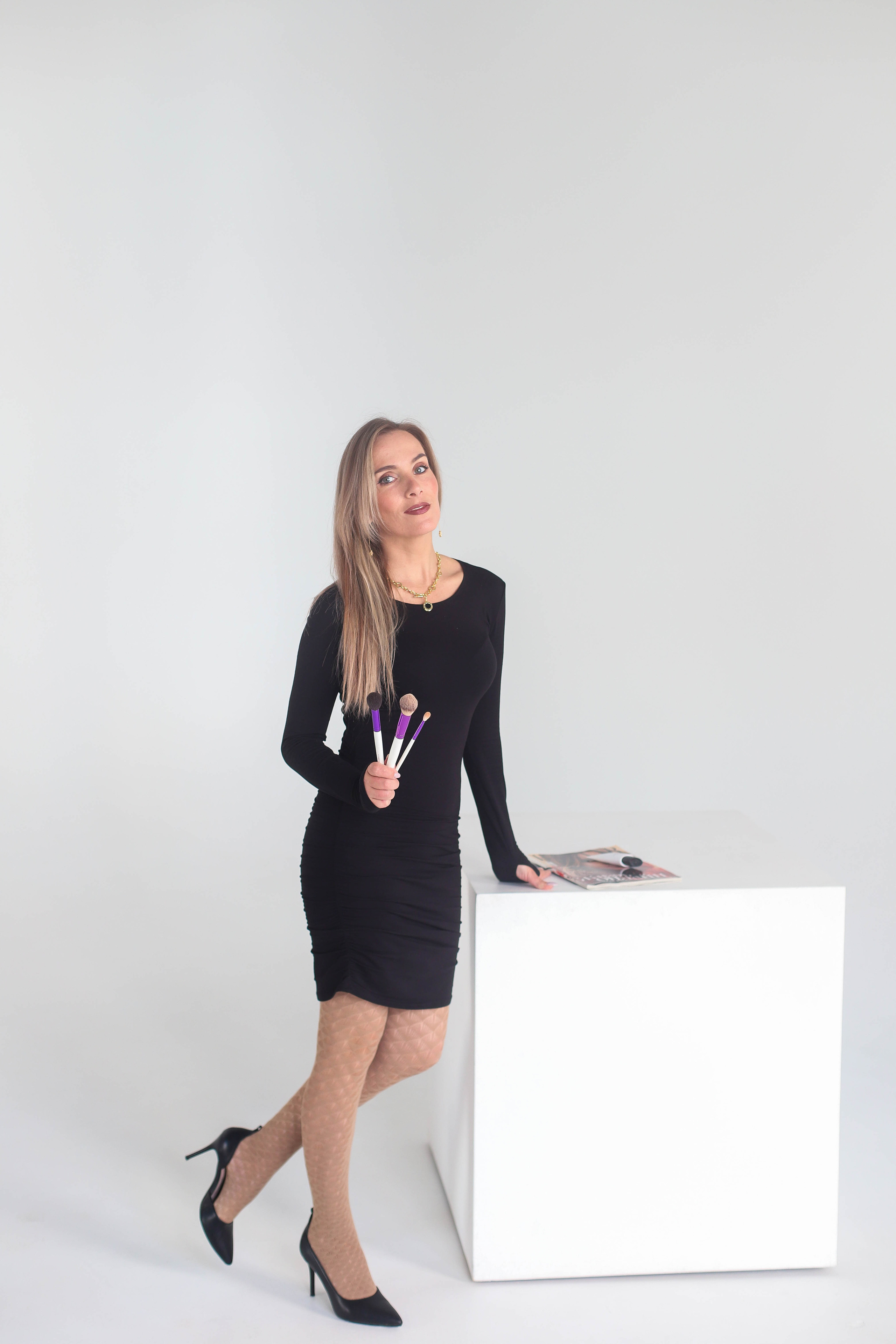 На циклораме для контента. Фотограф в Сургуте Брызгунова Анастасия