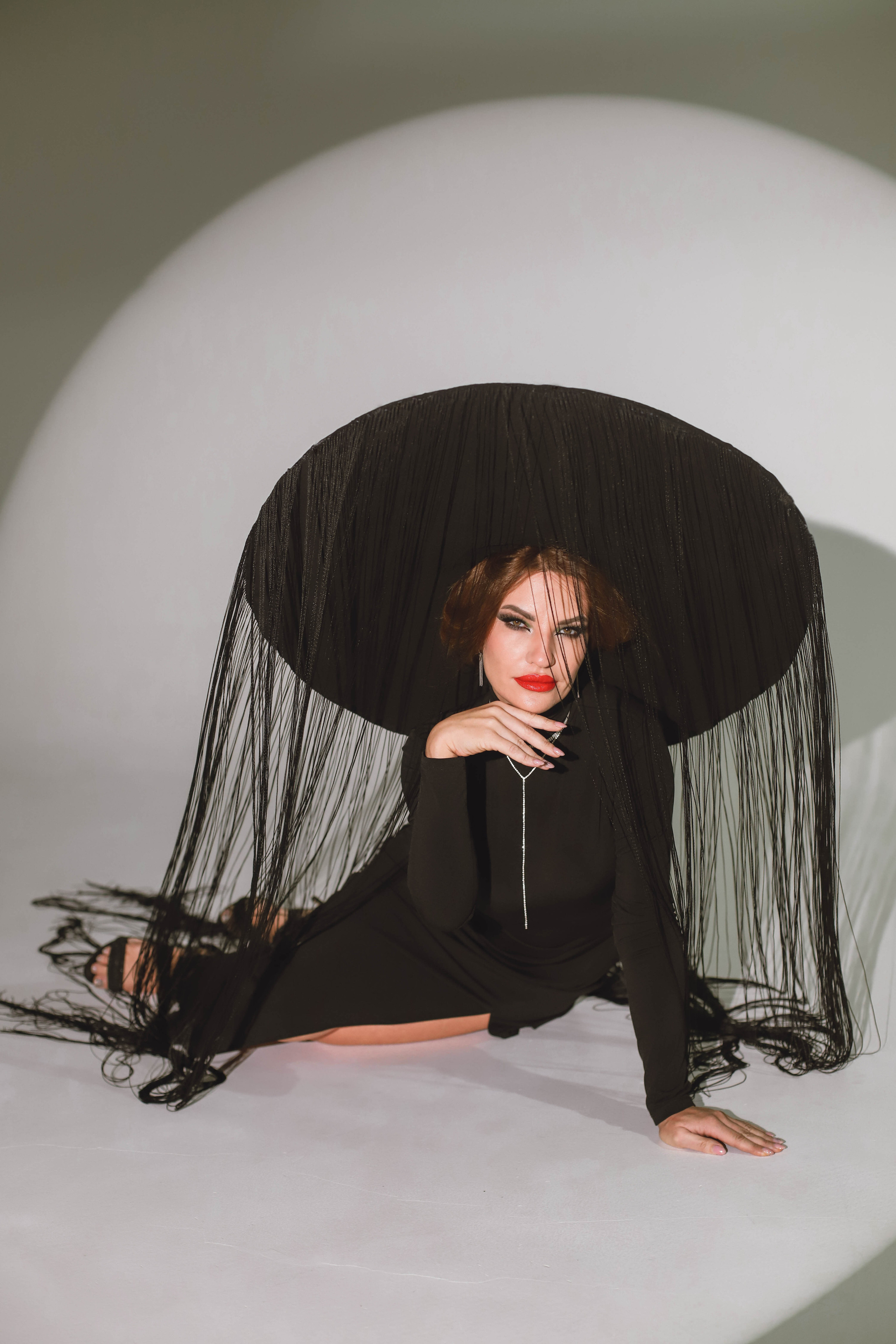 Огромная шляпа с бахромой. Фотограф в Сургуте Брызгунова Анастасия