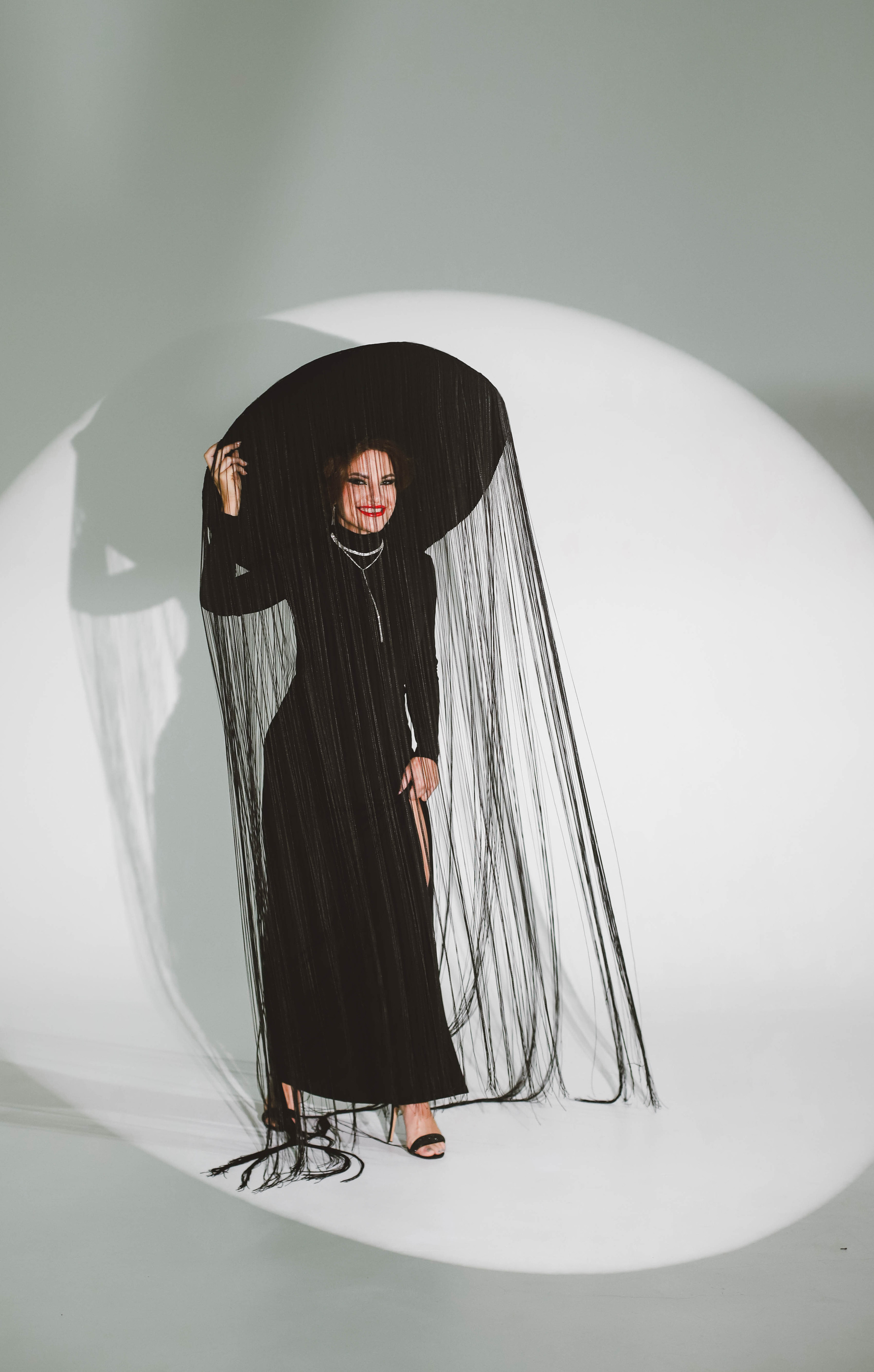 Огромная шляпа с бахромой. Фотограф в Сургуте Брызгунова Анастасия