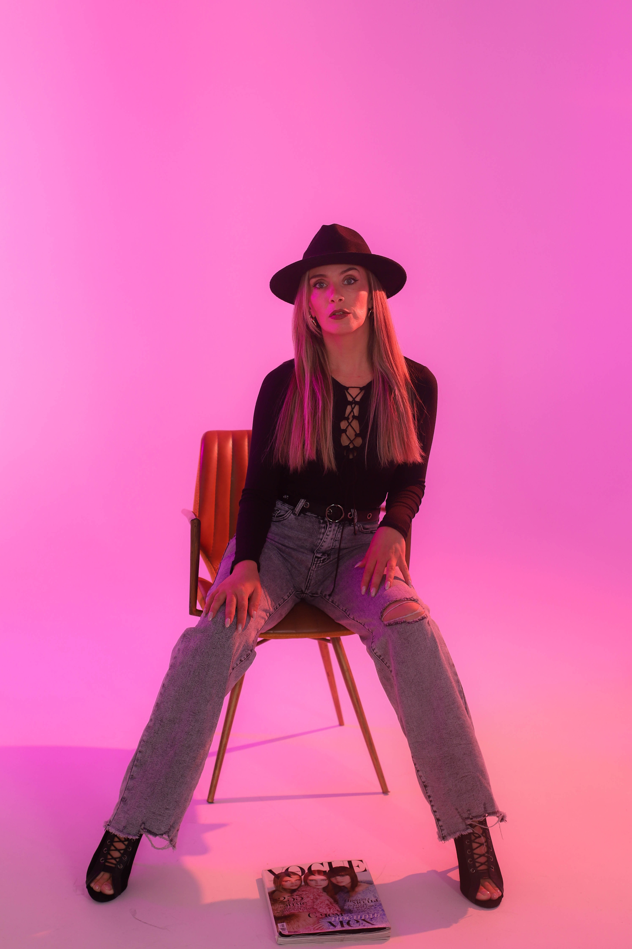 На циклораме для контента. Фотограф в Сургуте Брызгунова Анастасия