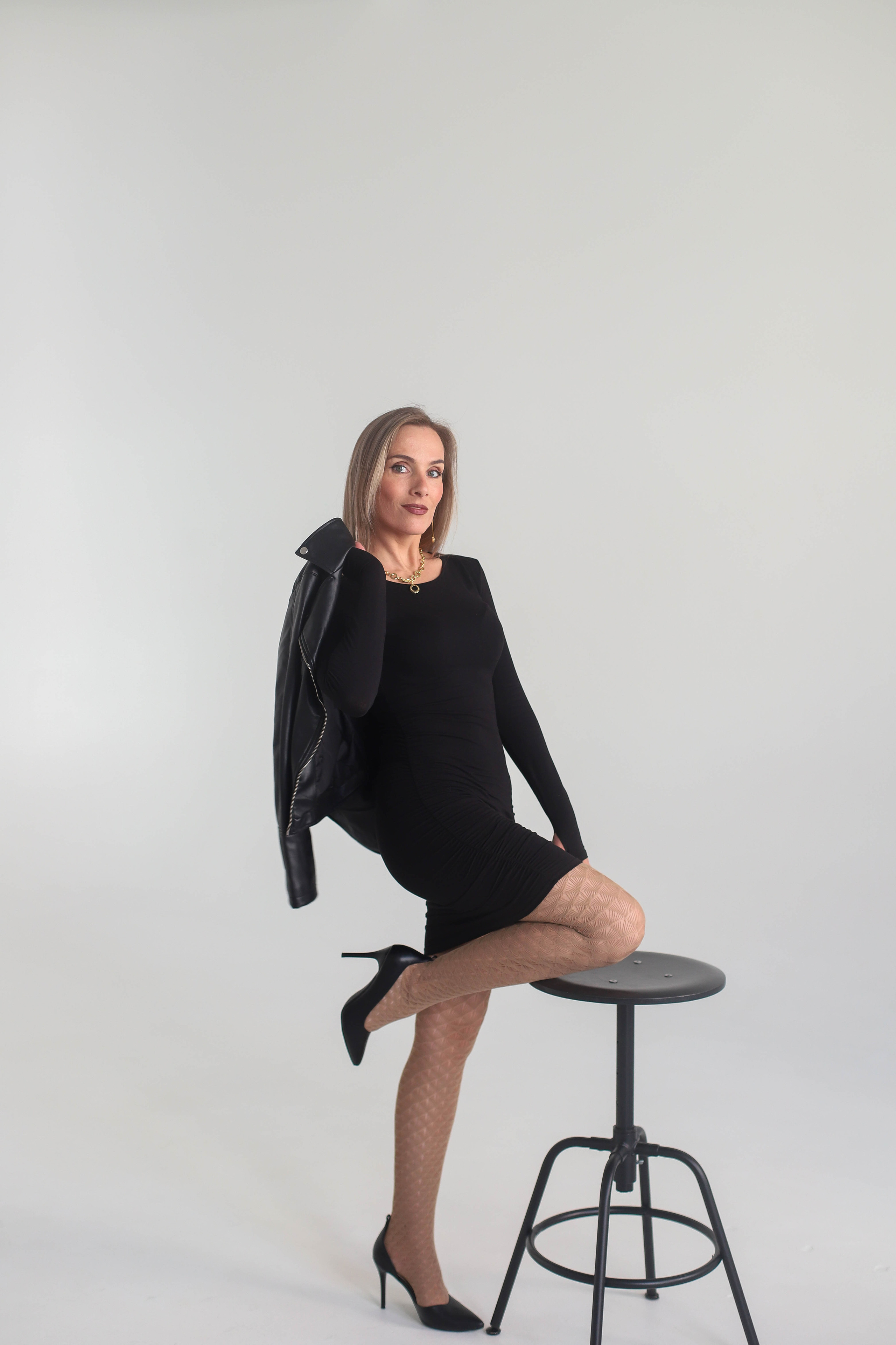 На циклораме для контента. Фотограф в Сургуте Брызгунова Анастасия