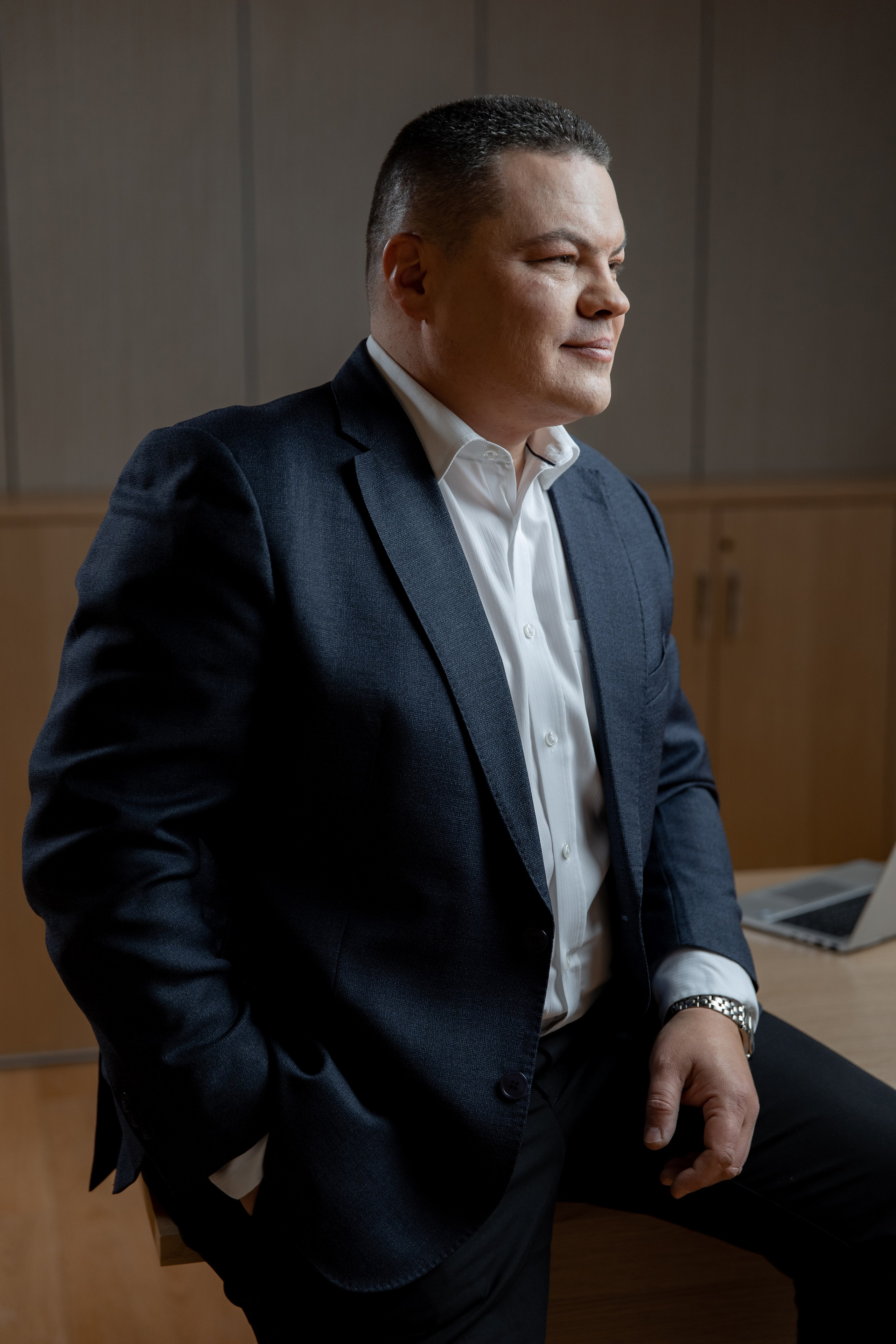 Бизнес-портрет мужчины в классическом костюме — Мегафон, Москва