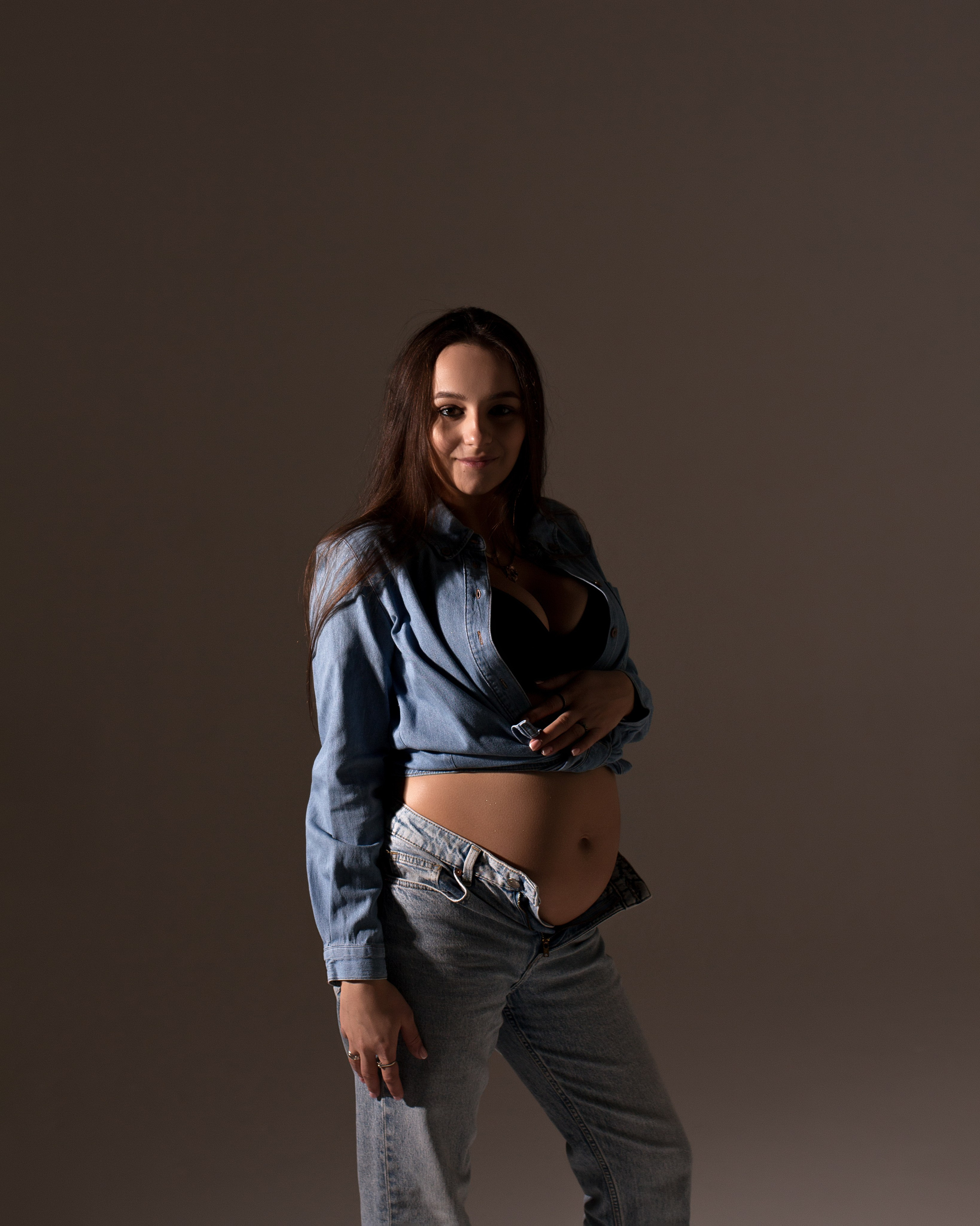 Фотосессия беременности в фотостудии. Профессиональный фотограф в Москве