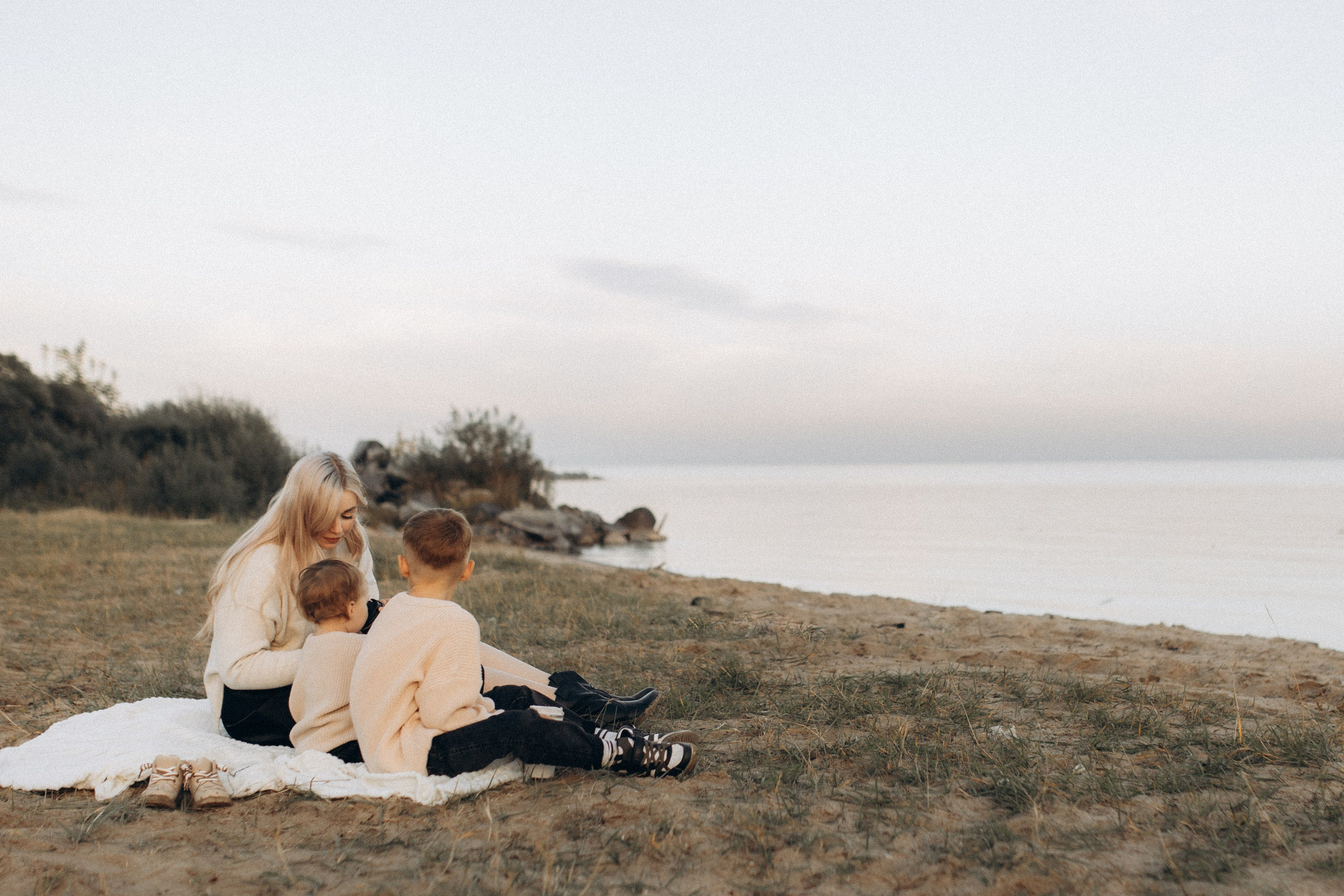 Альбина с сыновьями, сентябрь. Семейный фотограф lifestyle в Новосибирске Елена Шпилевая