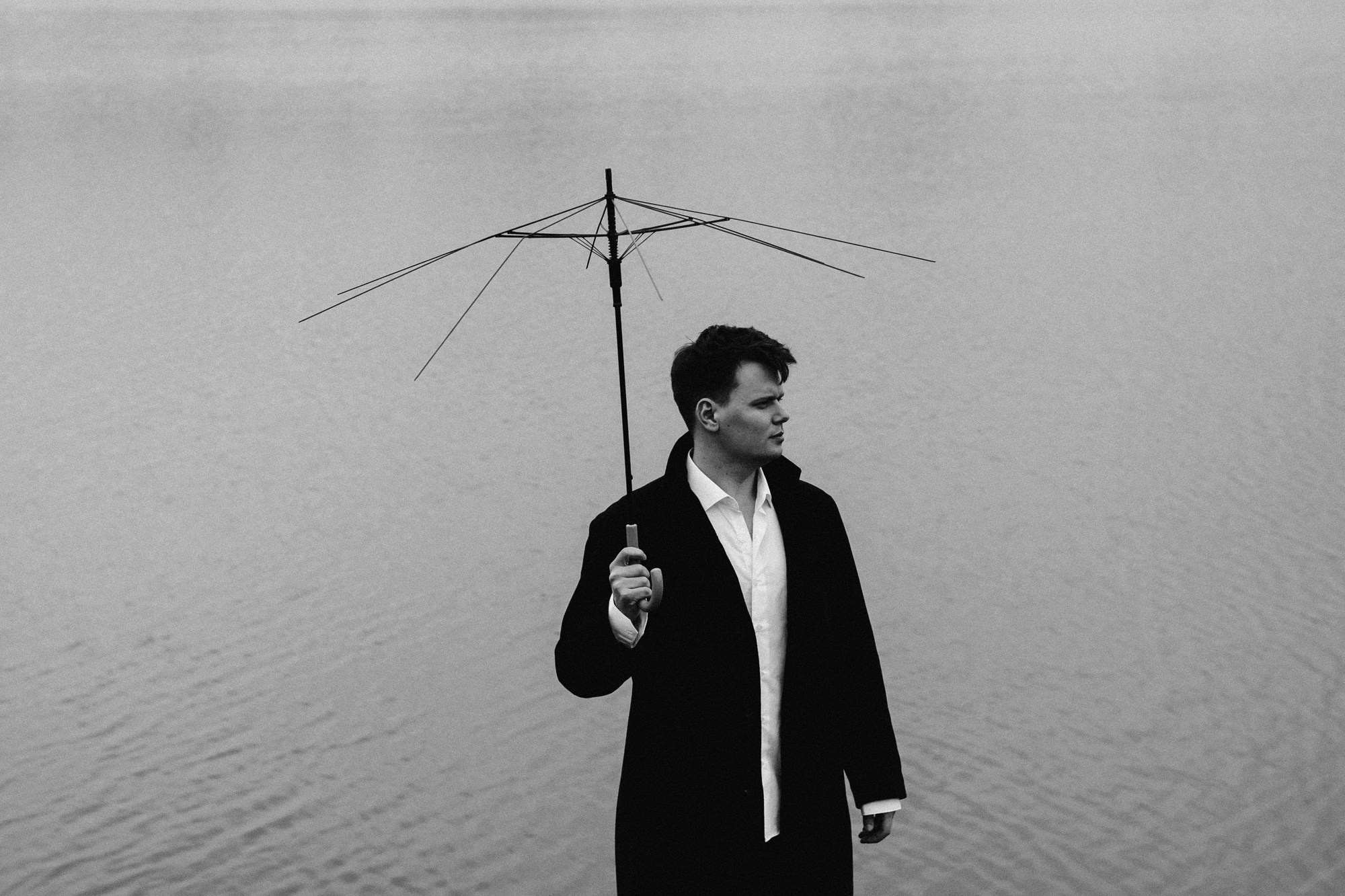 Сюрреалистичный кадр со сломанным зонтом в лесу