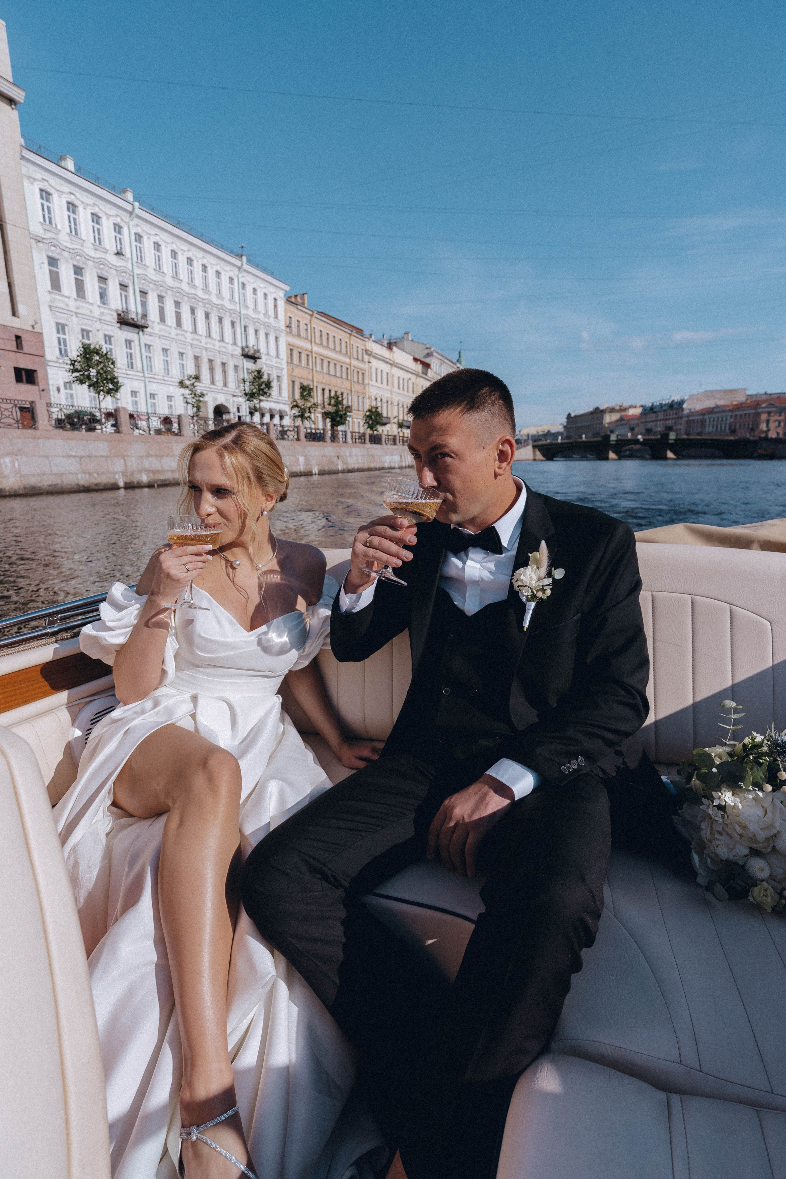 СВАДЕНБНАЯ СЬЕМКА НА КАТЕРЕ ПО КАНАЛАМ САНКТ-ПЕТЕРБУРГА И В АКВАТОРИИ НЕВЫ. Профессиональный фотограф, Санкт-Петербург — Виктория Богомолова