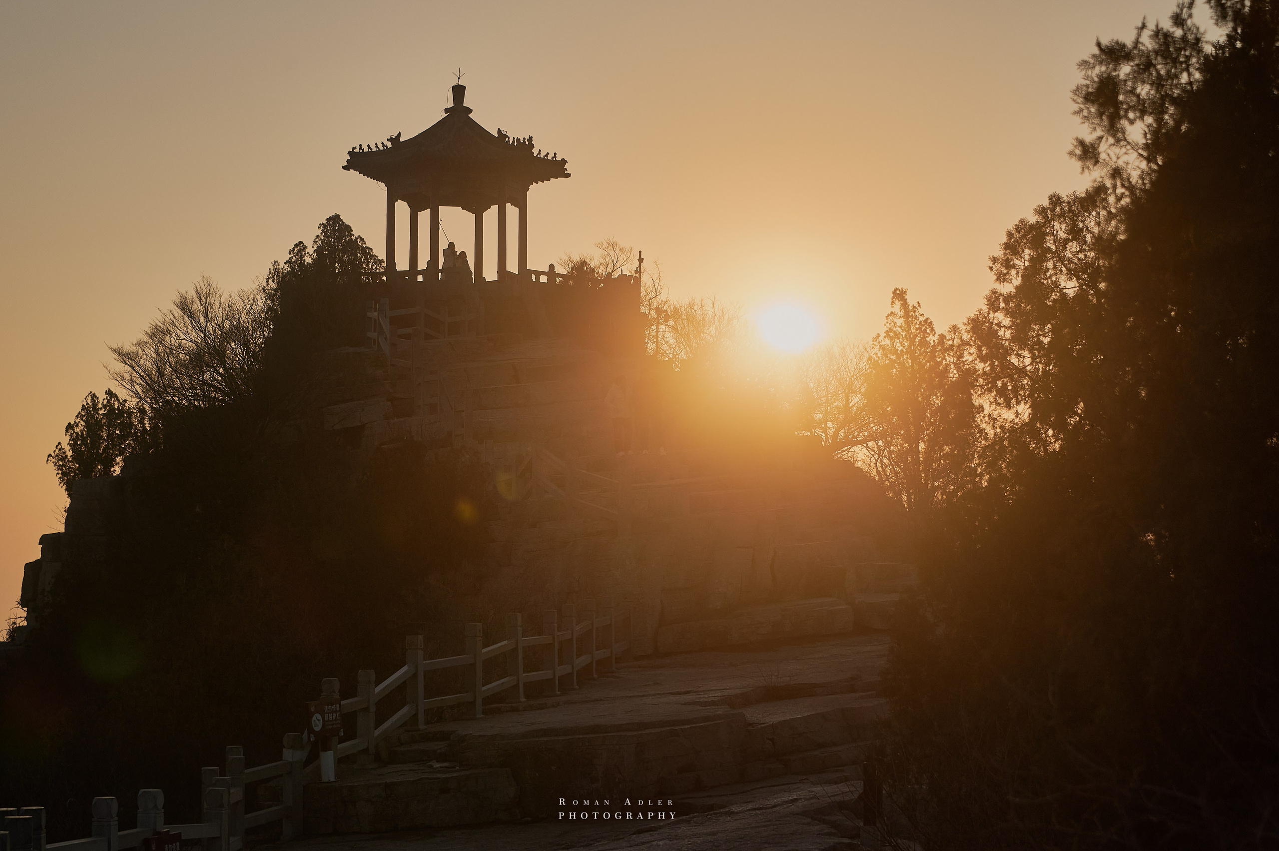 Рассвет на храмовой горе Юнмень. Цинчжоу. из авторского фотопроекта фотографа Романа Адлера Китай. Русский взгляд 2024.