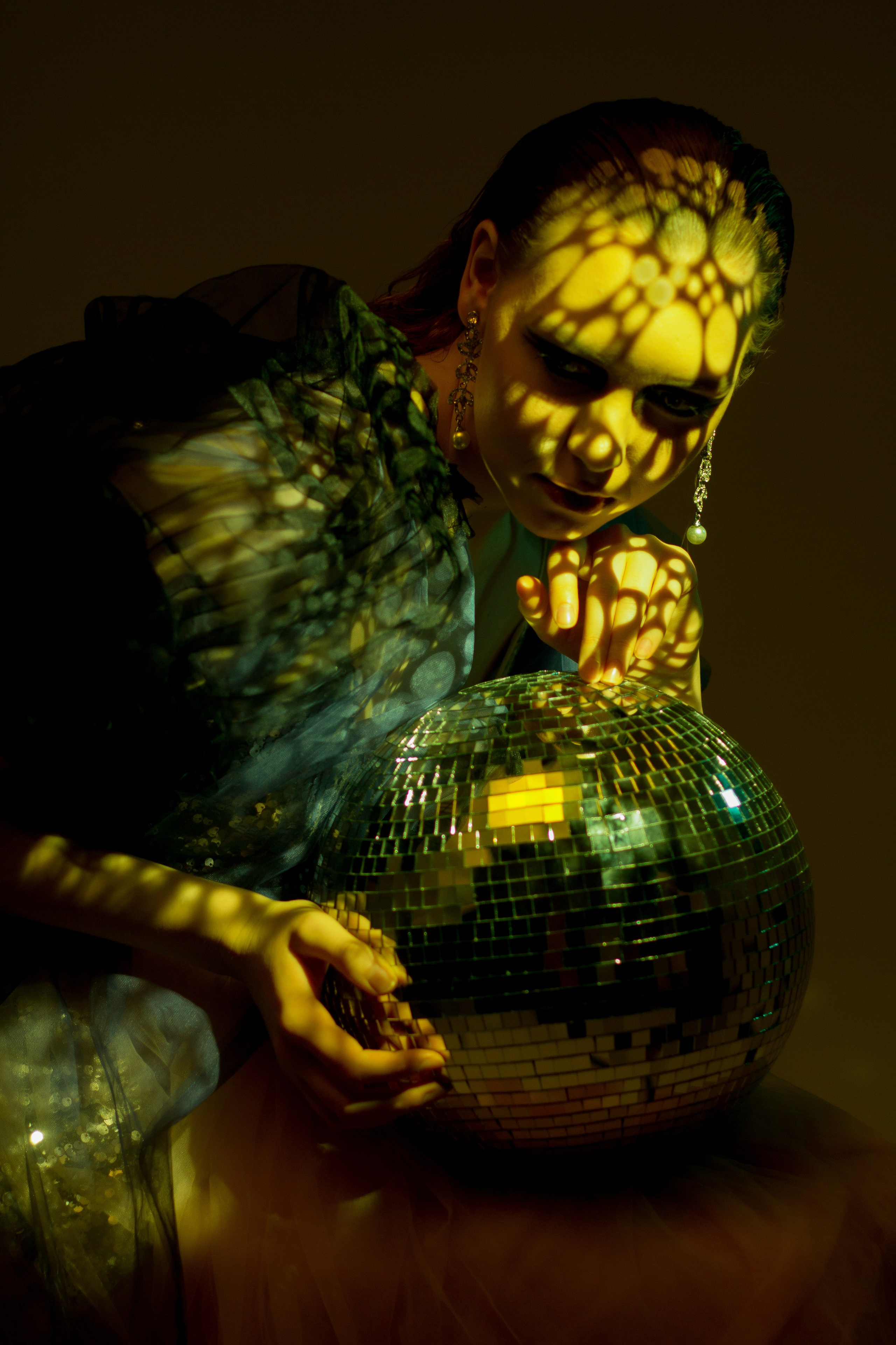 Креативное освещение на женской портретной фотосессии в Санкт-Петербурге