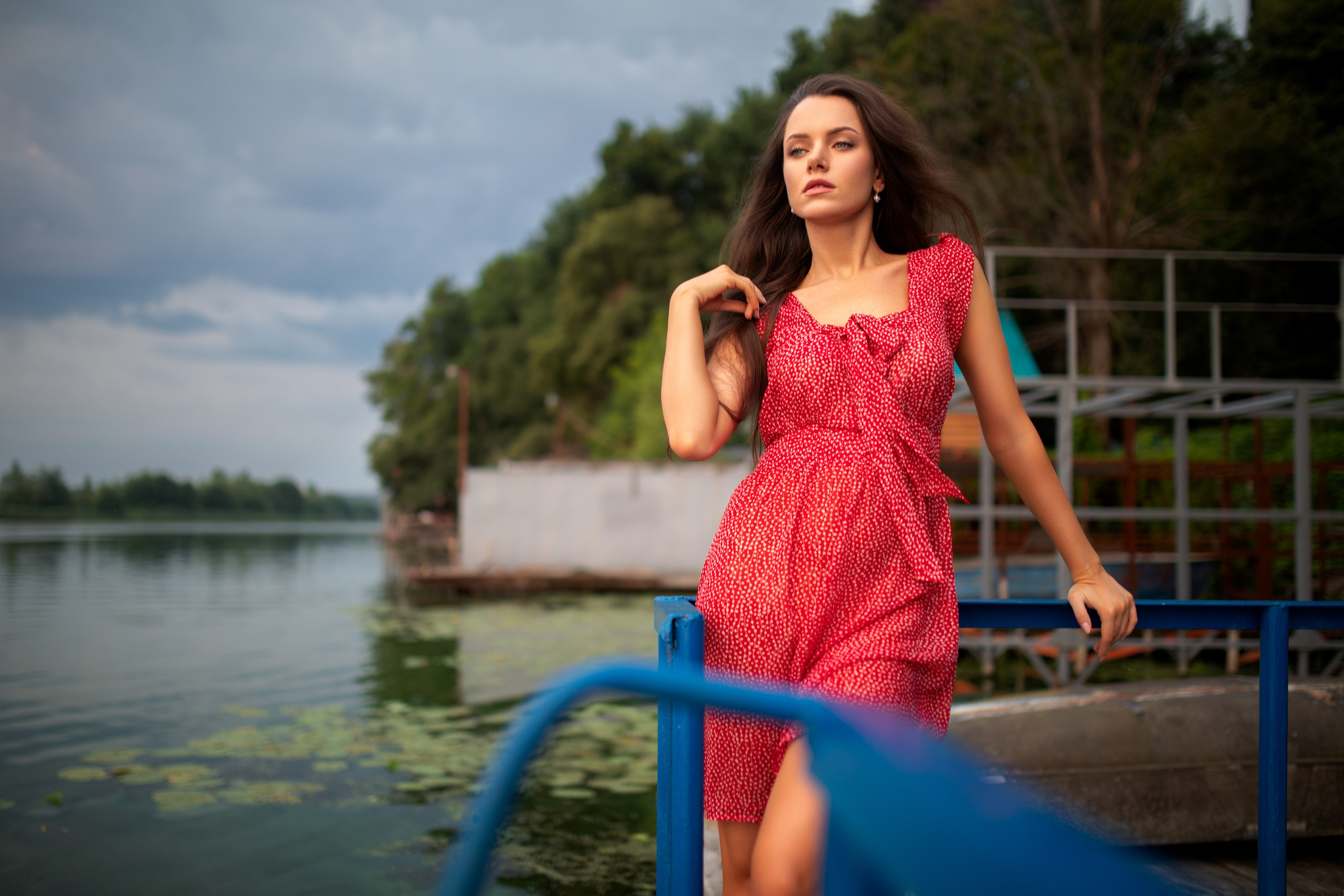 Съемка с Екатериной на рассвете на берегу реки