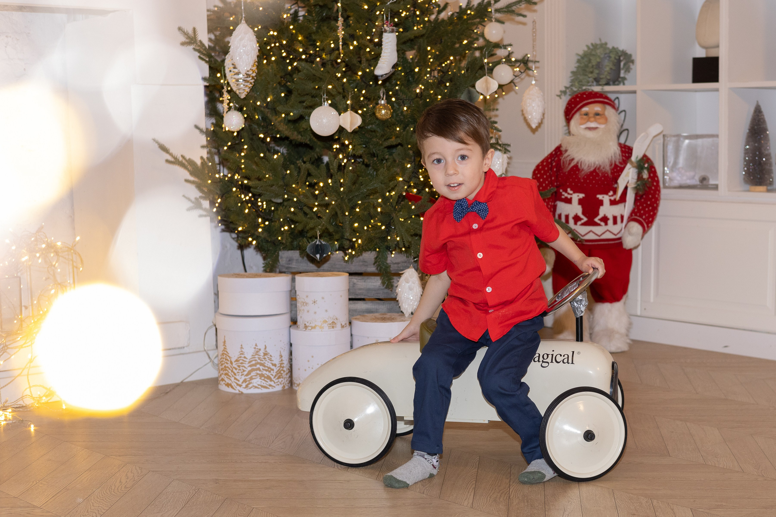 Детская новогодняя фотосессия в студии Ижевска для озорного Данила
