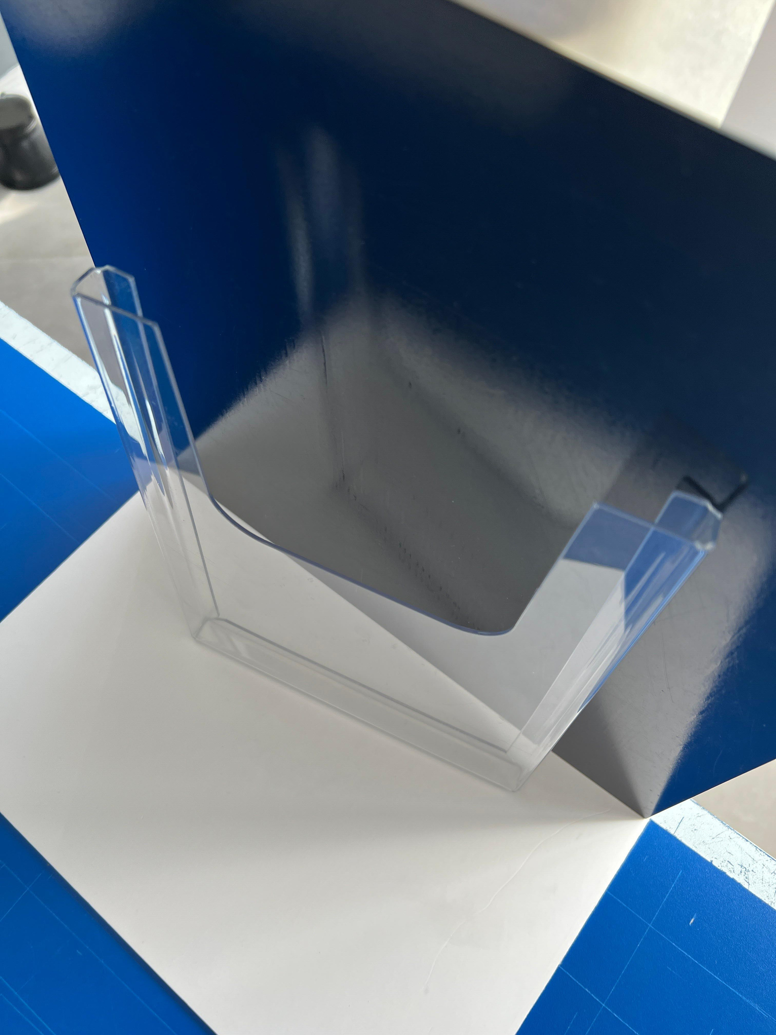 Фотографии офисных табличек, информационных стендов, вывесок