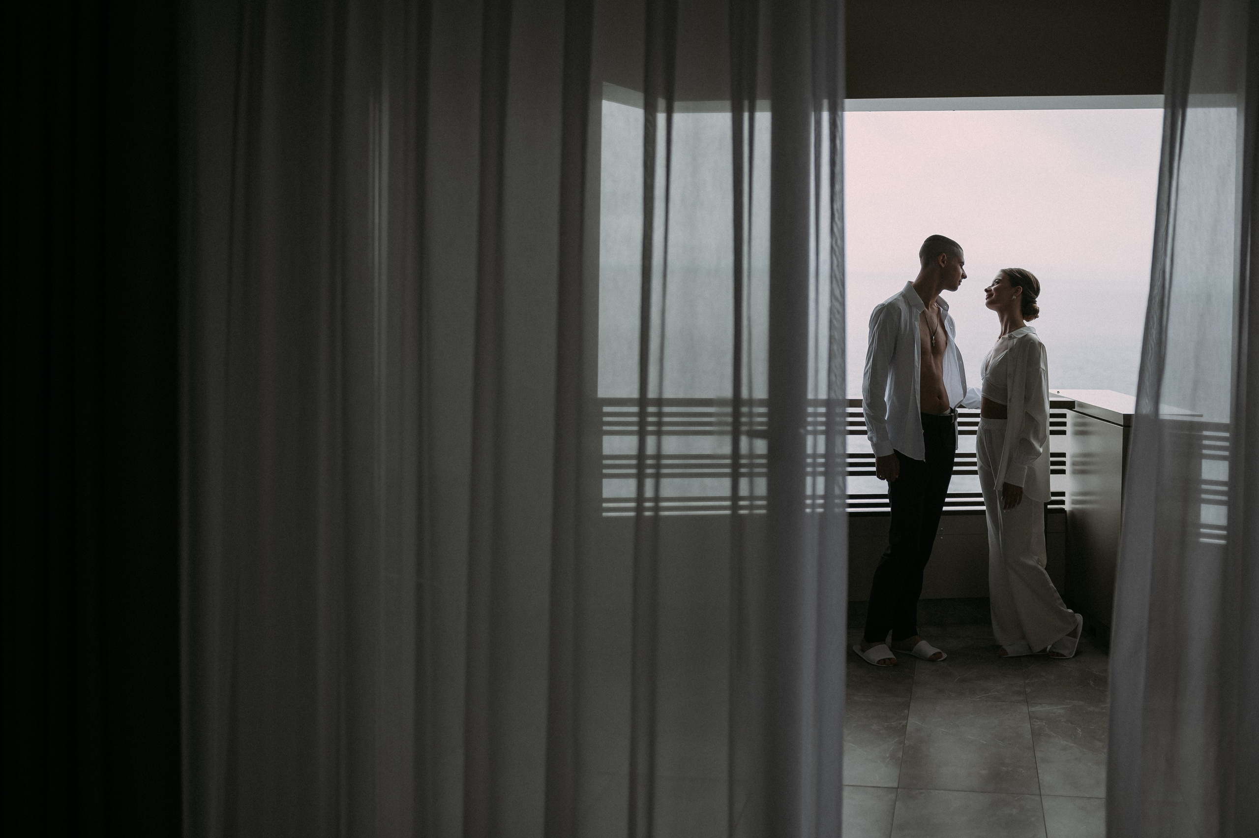 Свадебное утро и прогулка красивой яркой пары. Свадебный и семейный фотограф в Симферополе Дарья Маркова