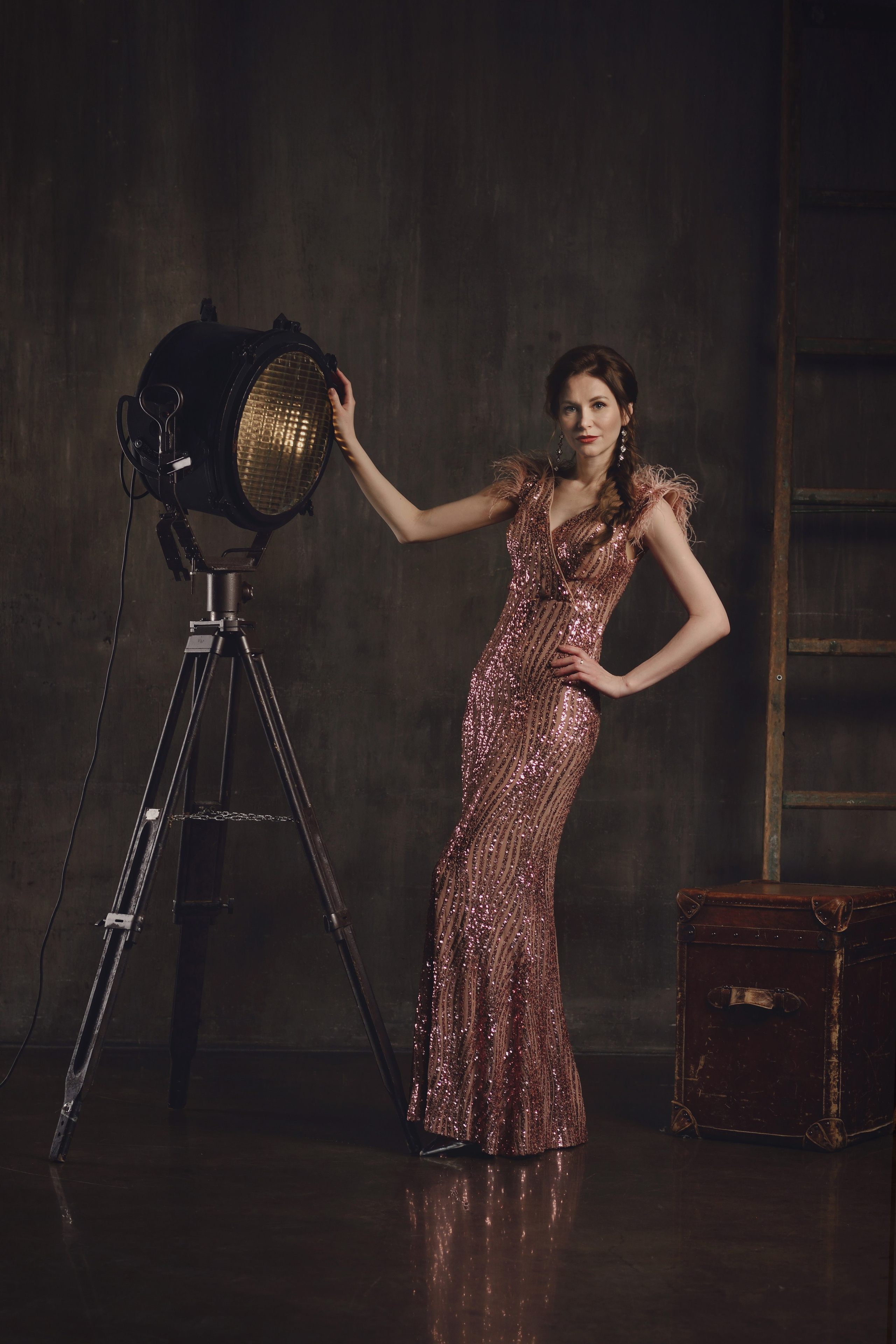 Фото как кино девушки в ретро образе на съемочной площадке фильма