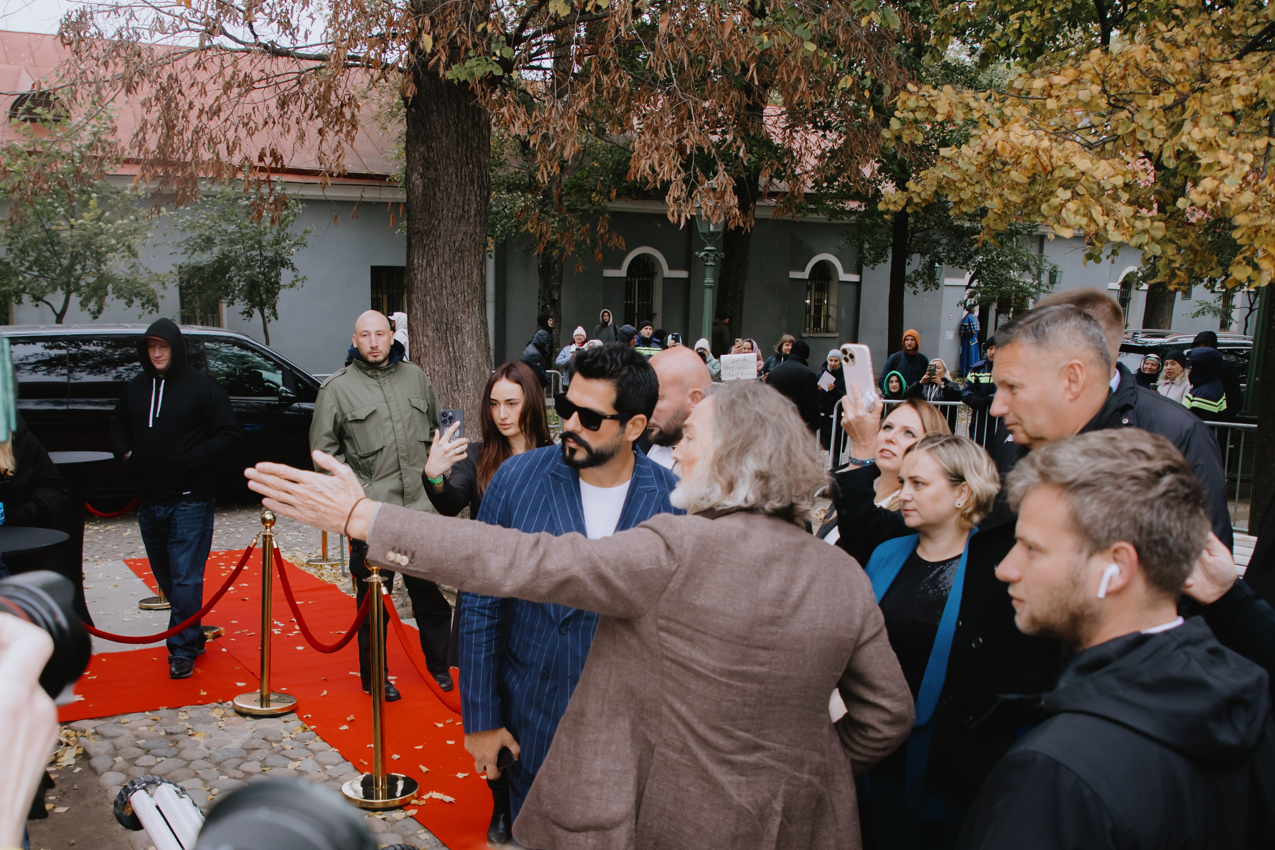Бурак Озчивит посетил выставку Никаса Сафронова. Фотограф в Москве и Санкт-Петербурге Дарина