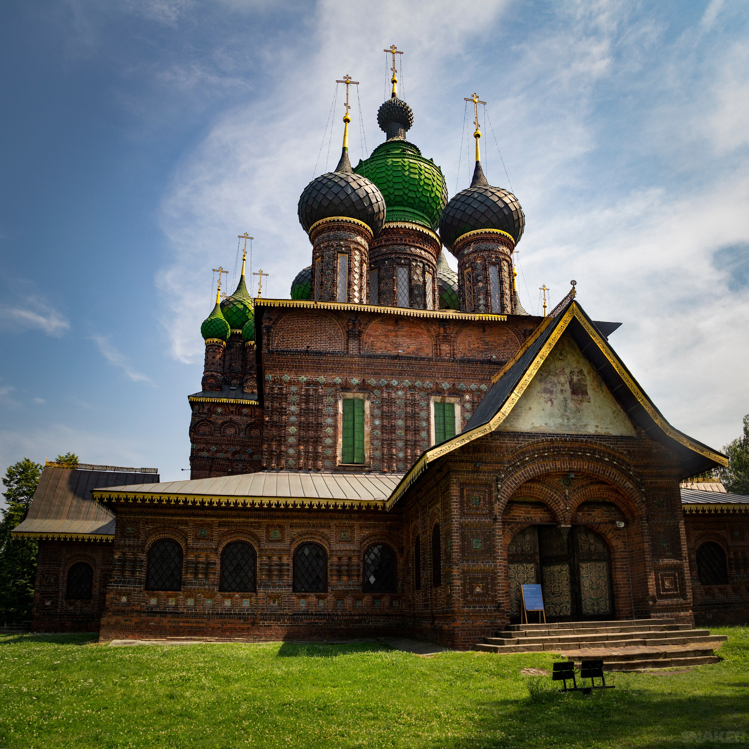Церковь Иоанна Предтечи в Ярославле, славящаяся краснокирпичной резьбой фасадов и множеством вмонтированных в стены изразцов.